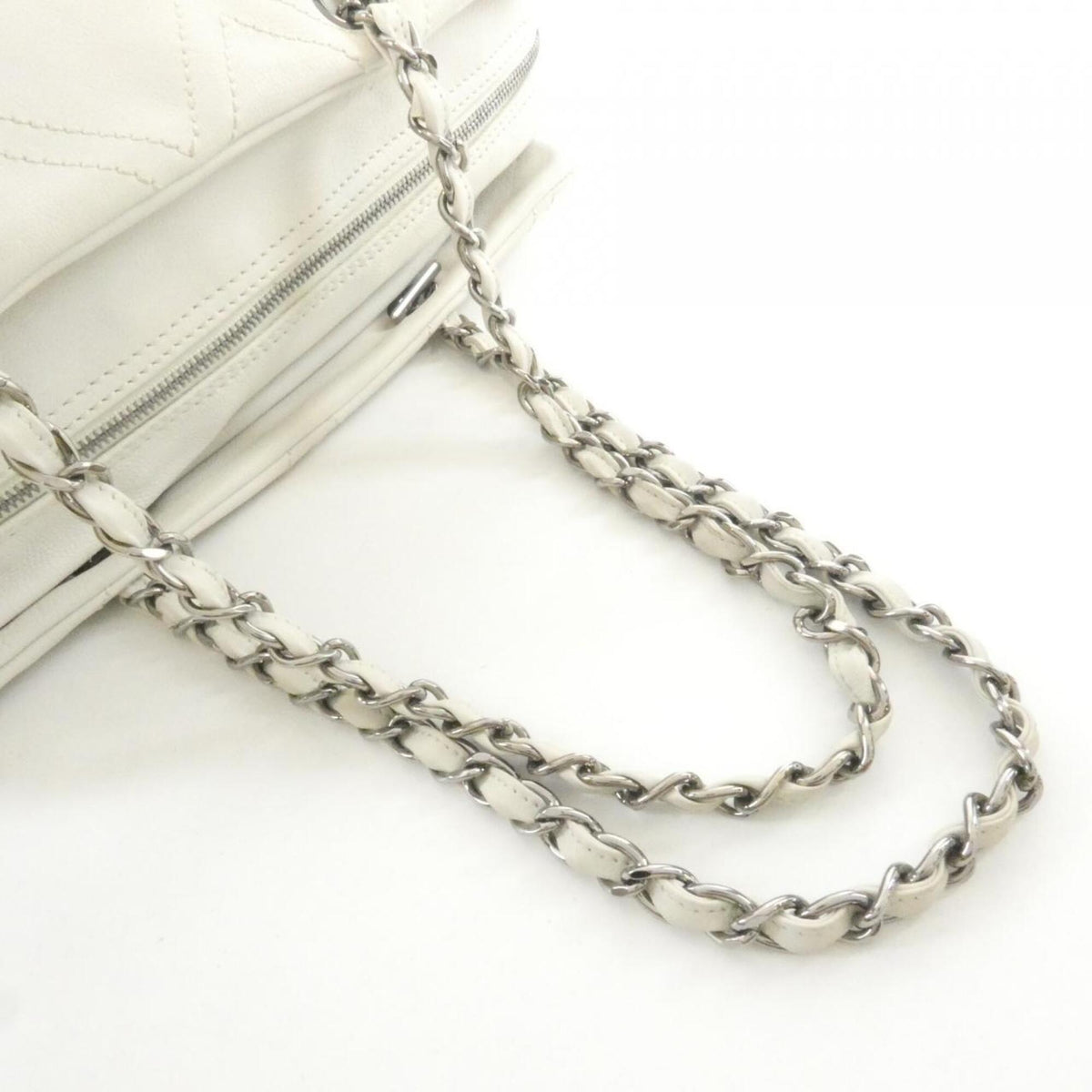 Chanel White Leather Shoulder Bag (Pre-Owned)