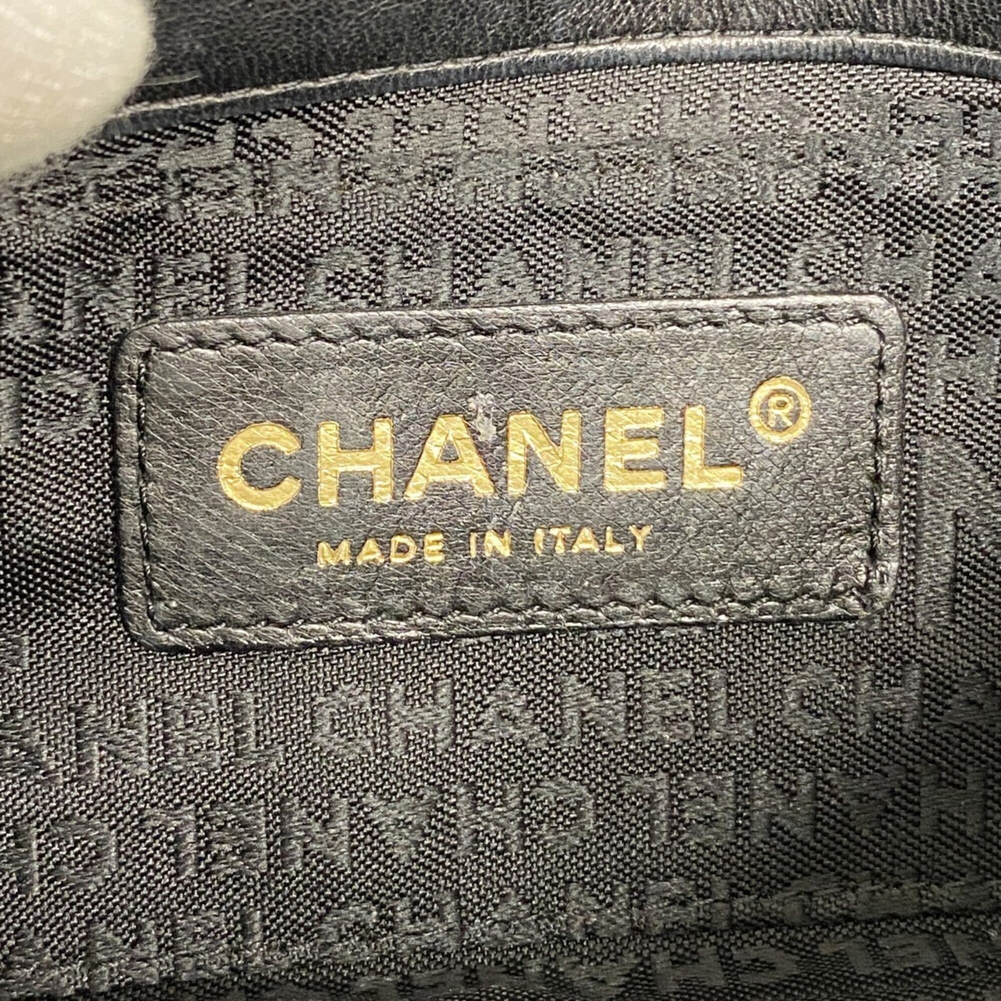 Chanel Black Leather Shoulder Bag (Pre-Owned)