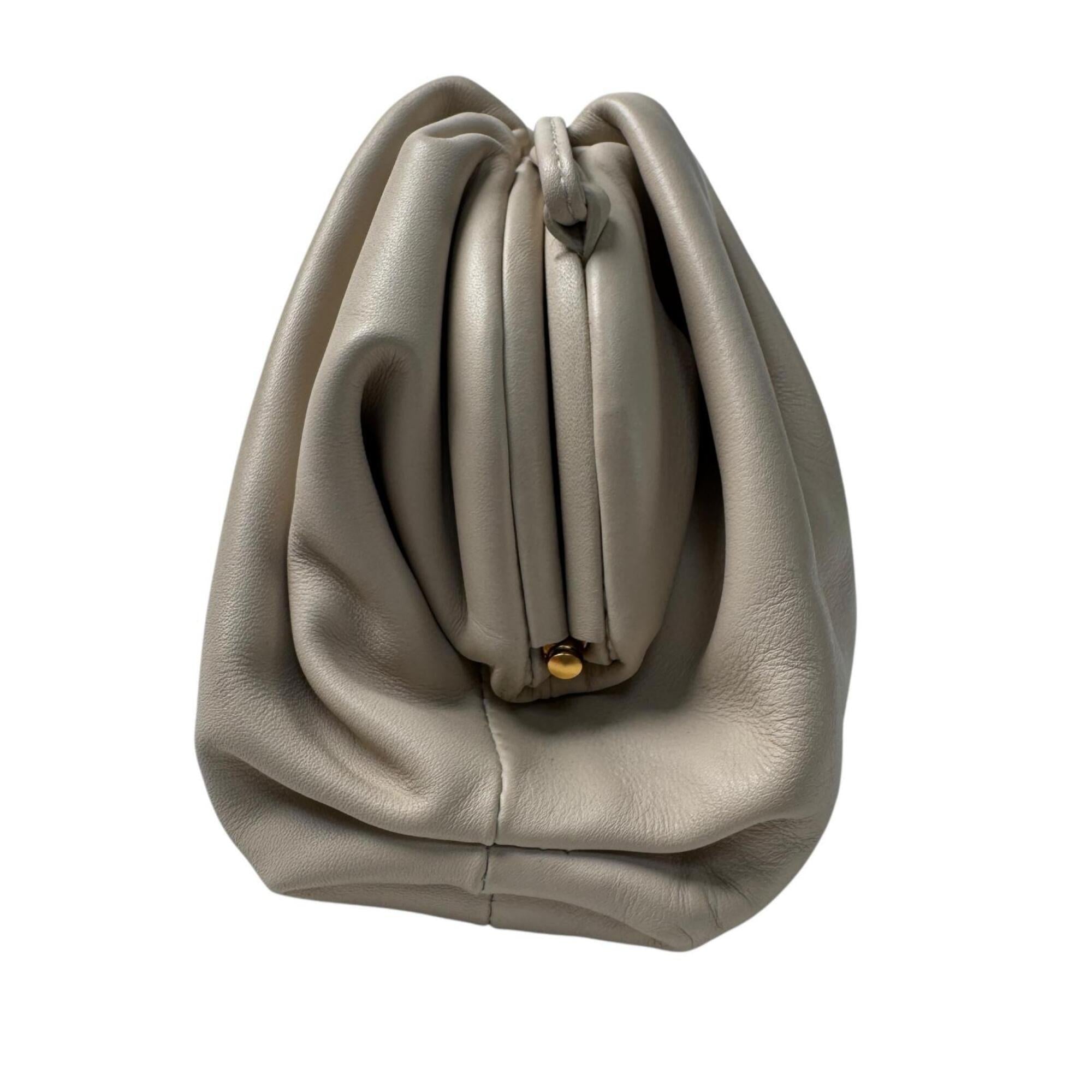 Bottega Veneta Ivory Leather Pouch Shoulder Bag (Pre-Owned)
