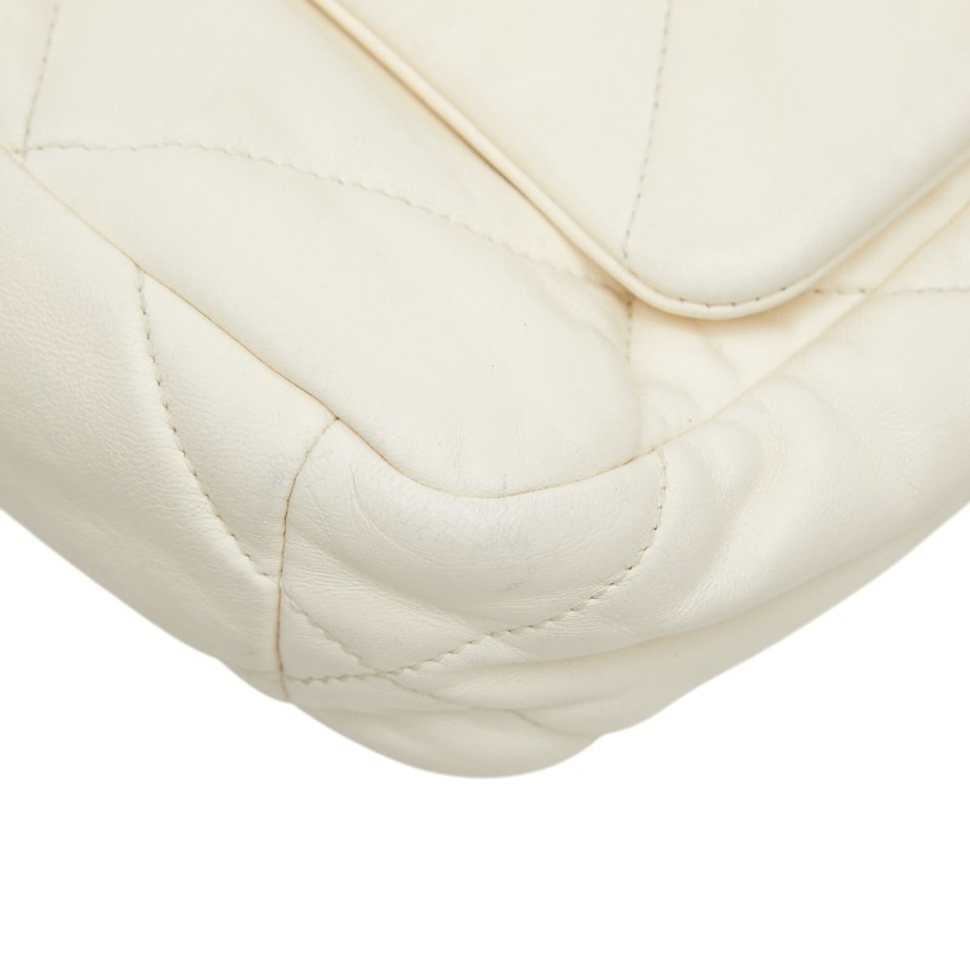 Chanel White Shoulder Bag (Pre-Owned)