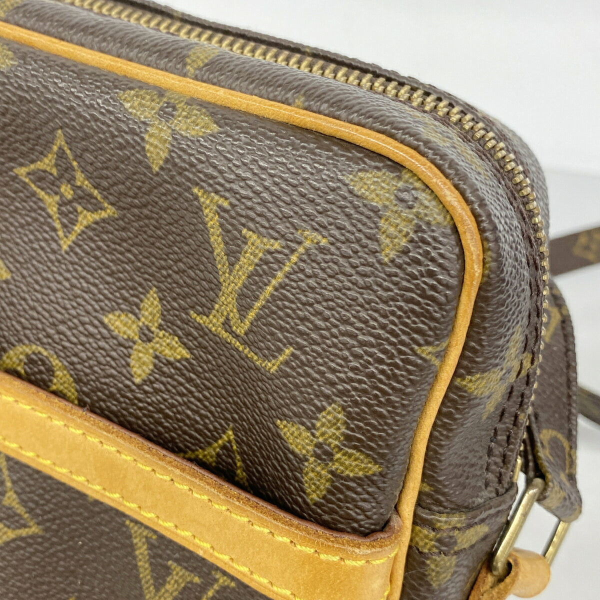Louis Vuitton Brown Shoulder Bag (Pre-Owned)