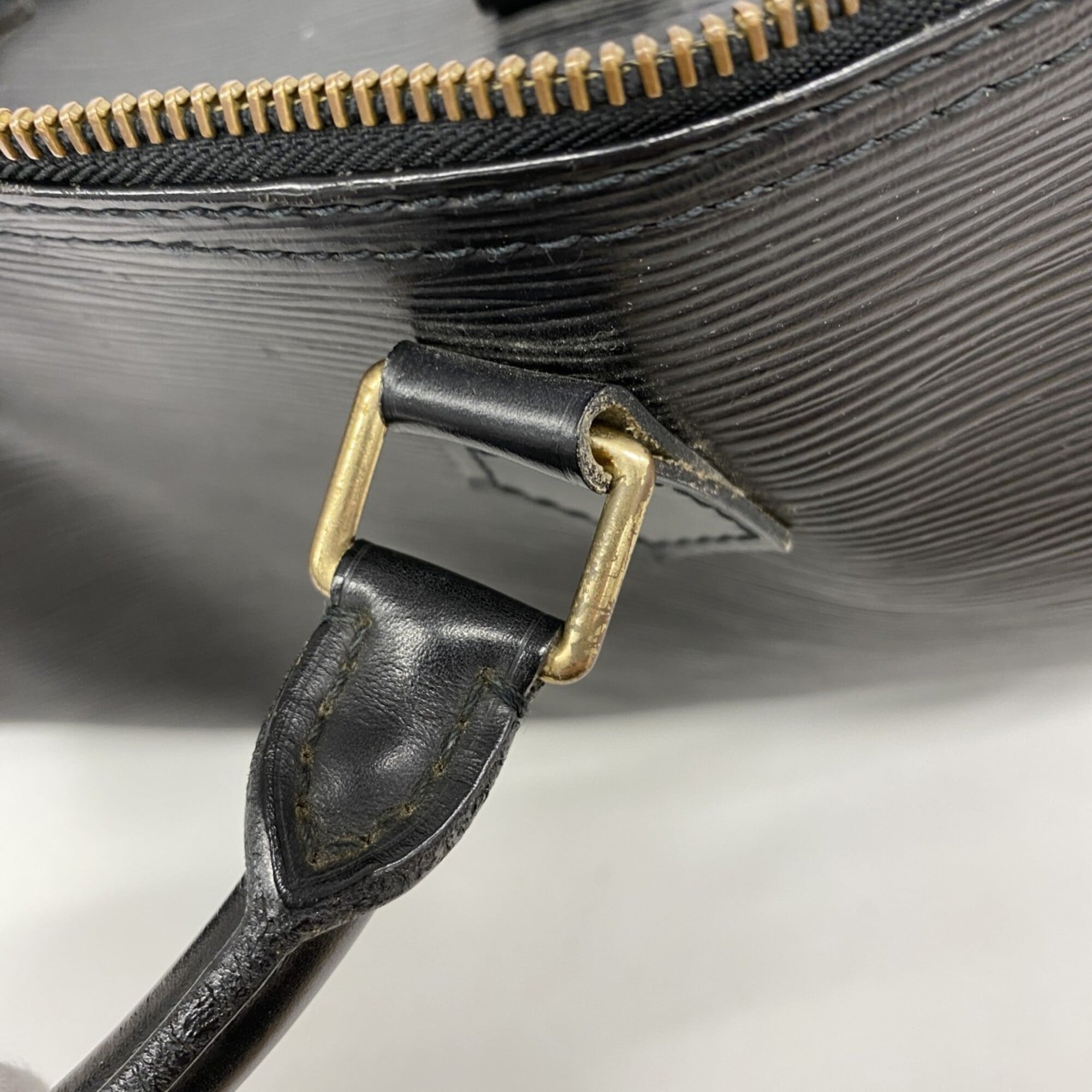 Louis Vuitton Noir Handbag (Pre-Owned)