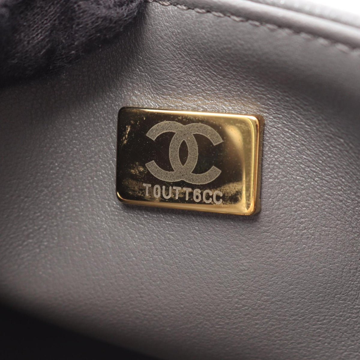 Chanel Boy Chanel Gray Grained Calfskin Handbag Shoulder Bag (Pre-Owned)