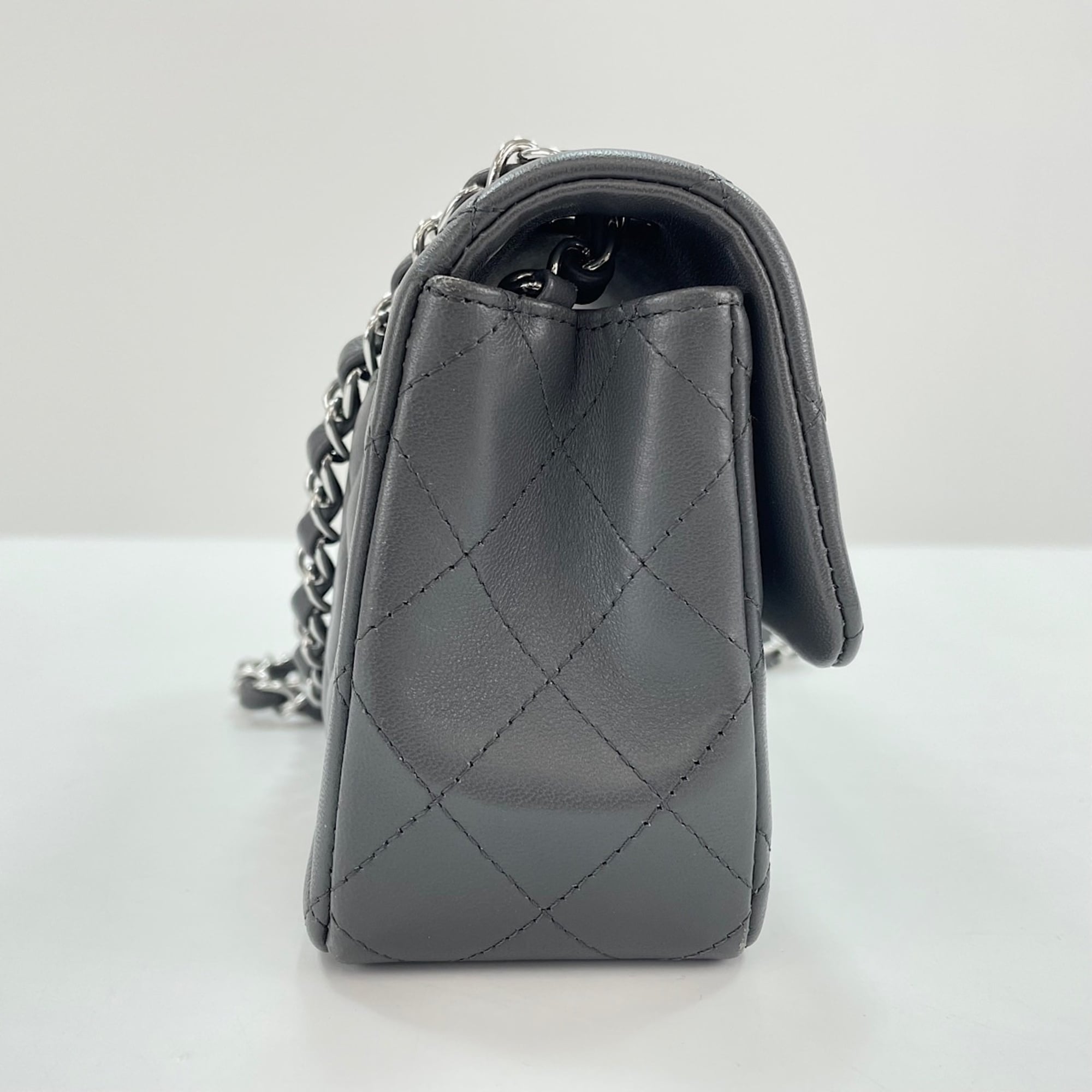 Chanel Gray Leather Shoulder Bag (Pre-Owned)