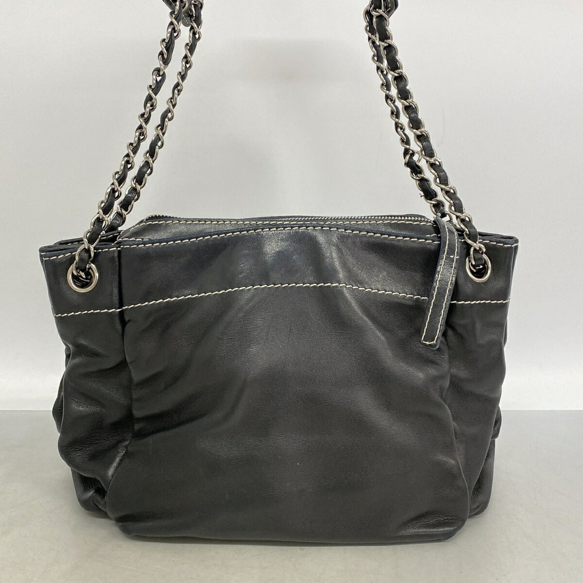 Chanel Black Leather Shoulder Bag (Pre-Owned)