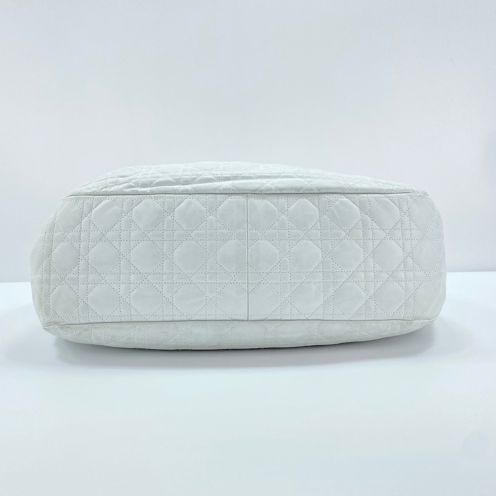 Christian Dior White Shoulder Bag (Pre-Owned)