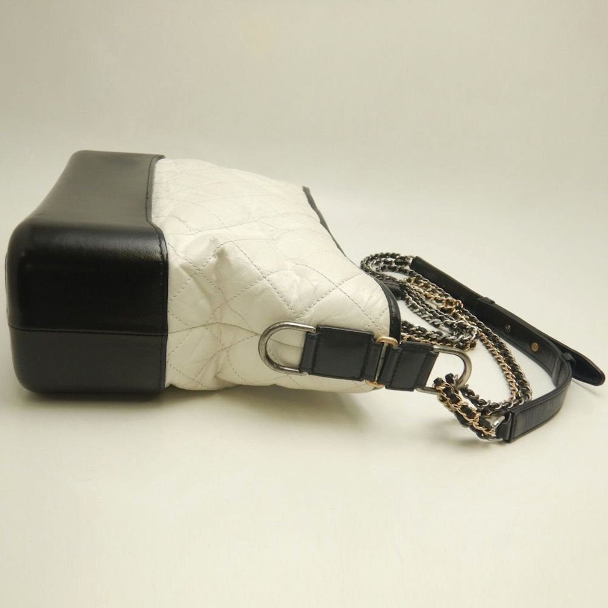 Chanel Black White Leather Shoulder Bag (Pre-Owned)