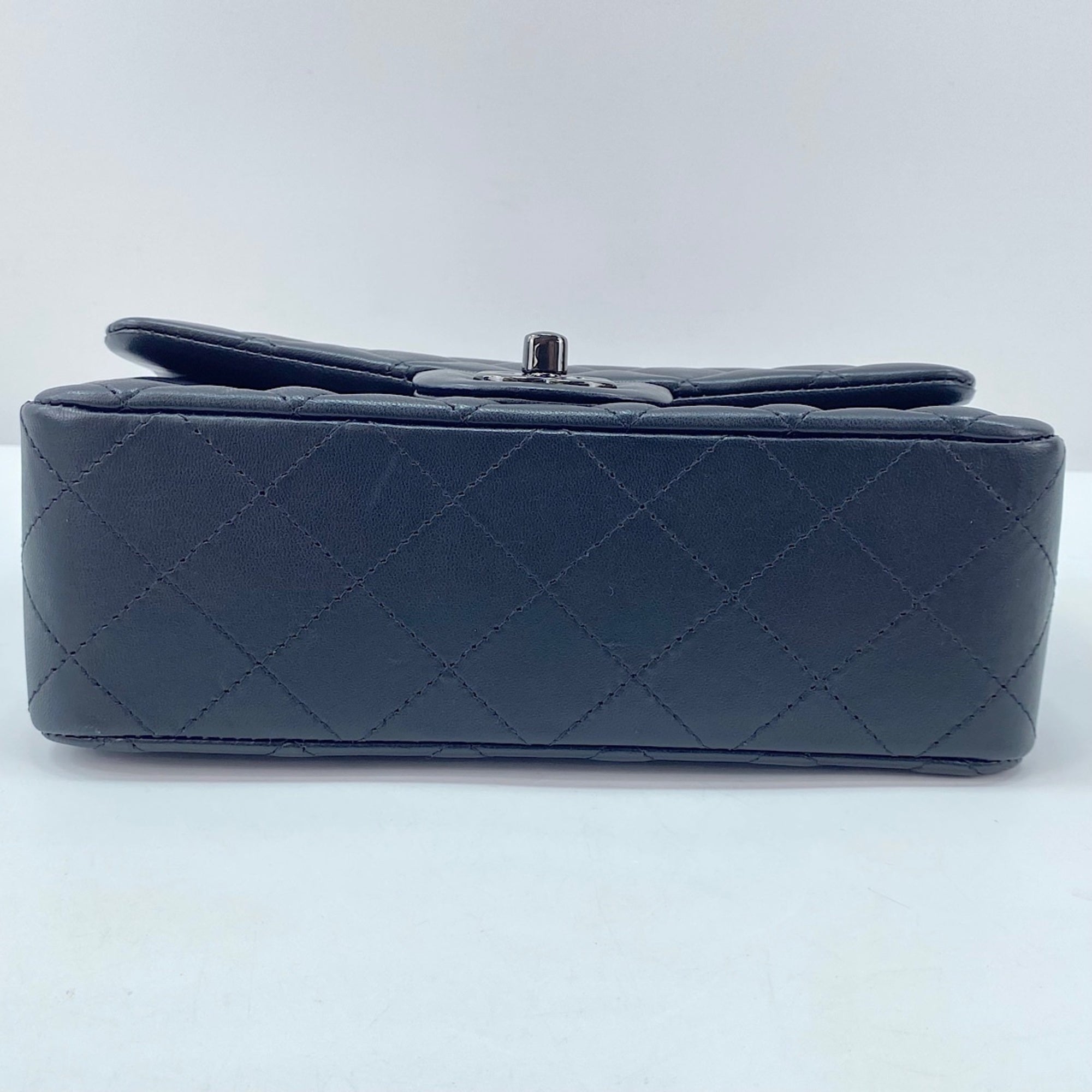 Chanel Black Shoulder Bag (Pre-Owned)