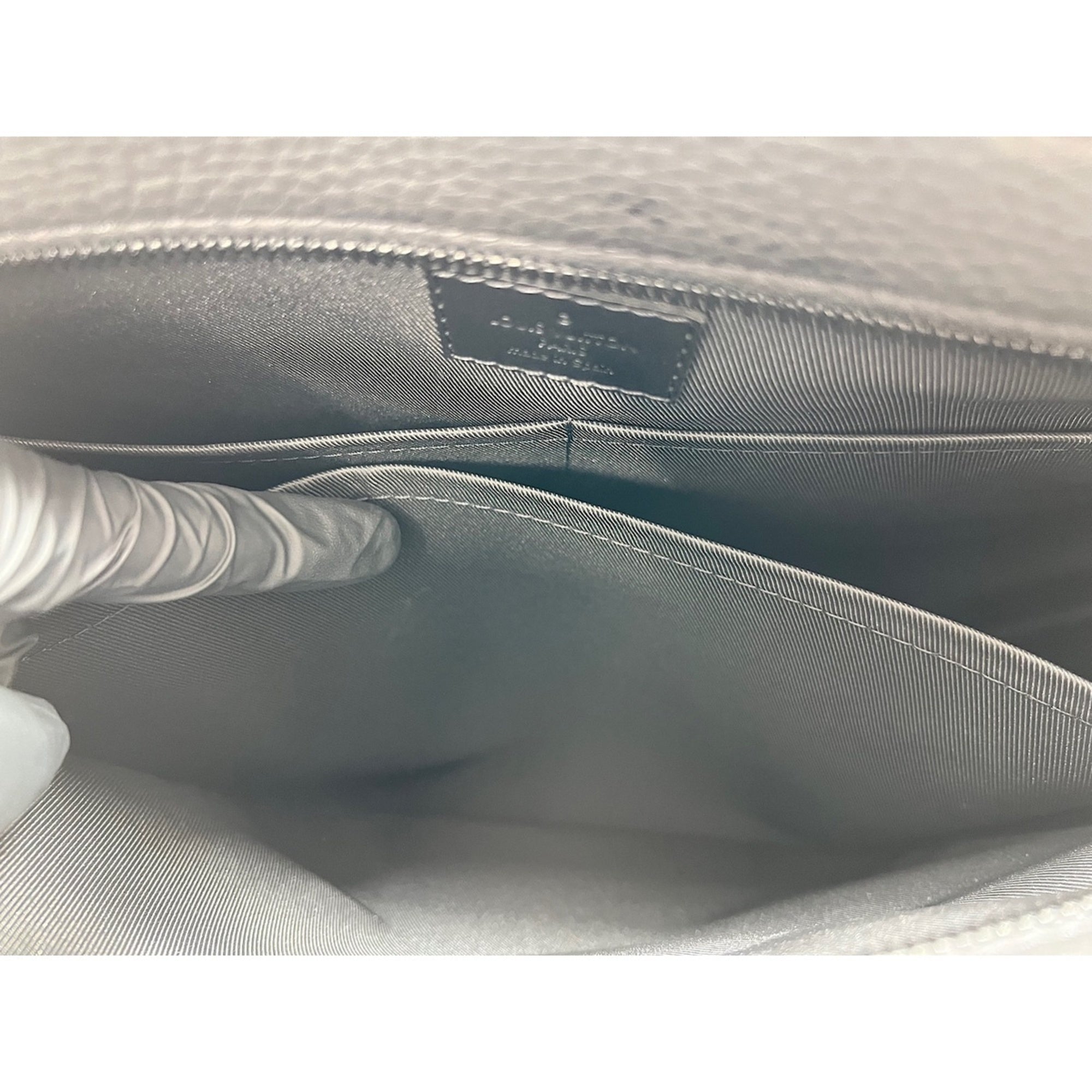 Louis Vuitton Black Handbag (Pre-Owned)