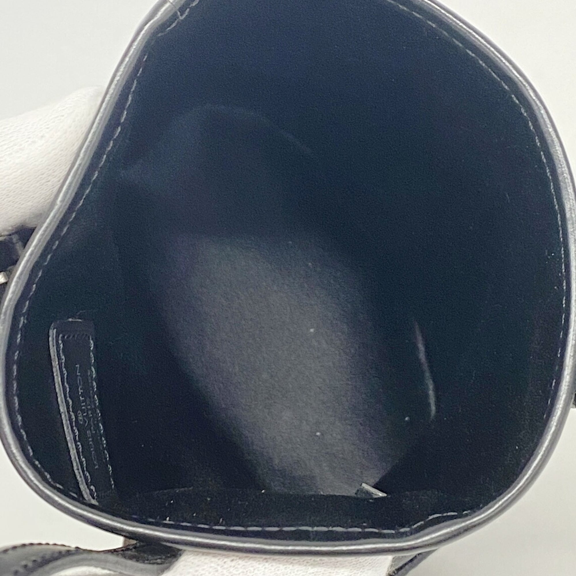 Louis Vuitton Noir Handbag (Pre-Owned)