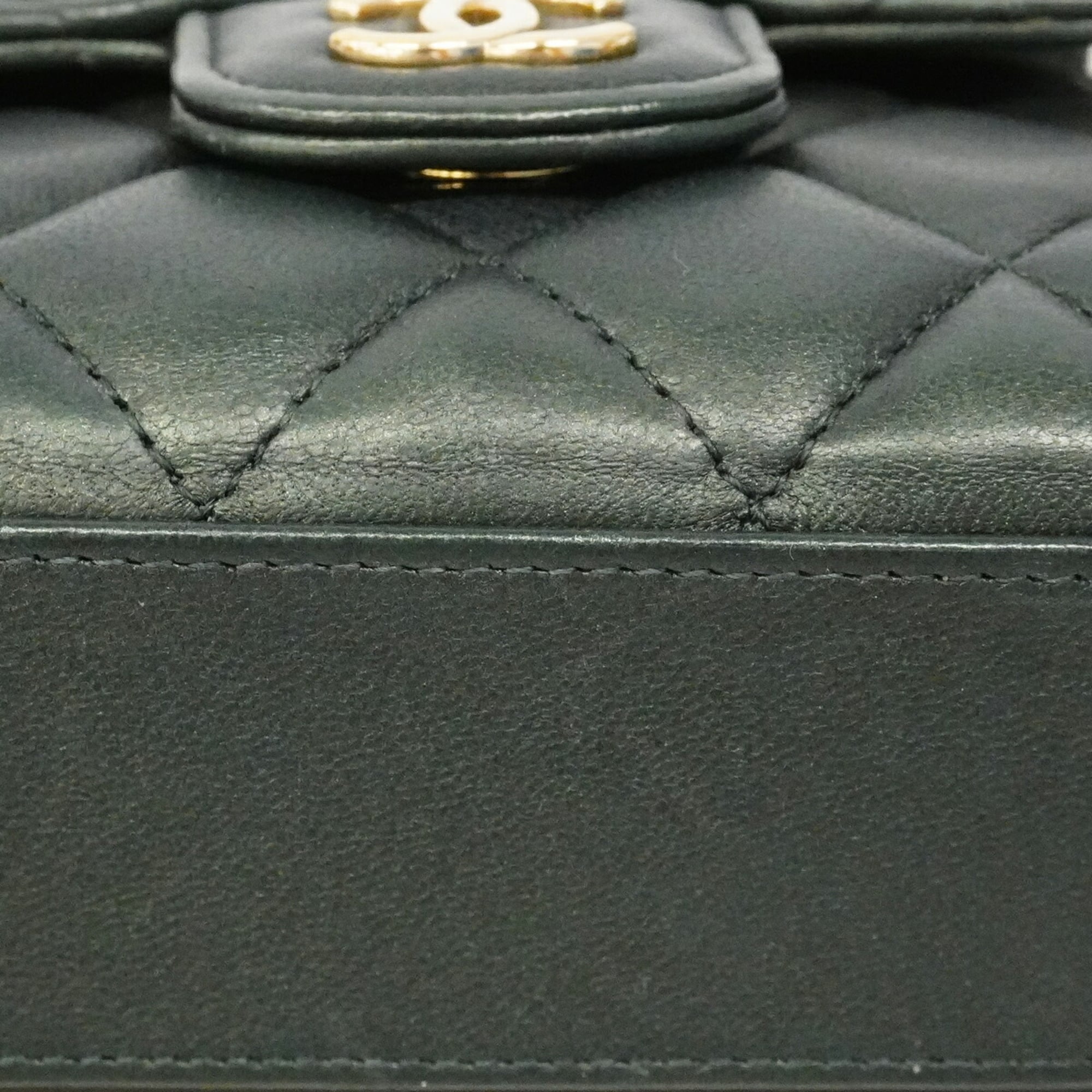 Chanel Dark Green Leather Handbag (Pre-Owned)