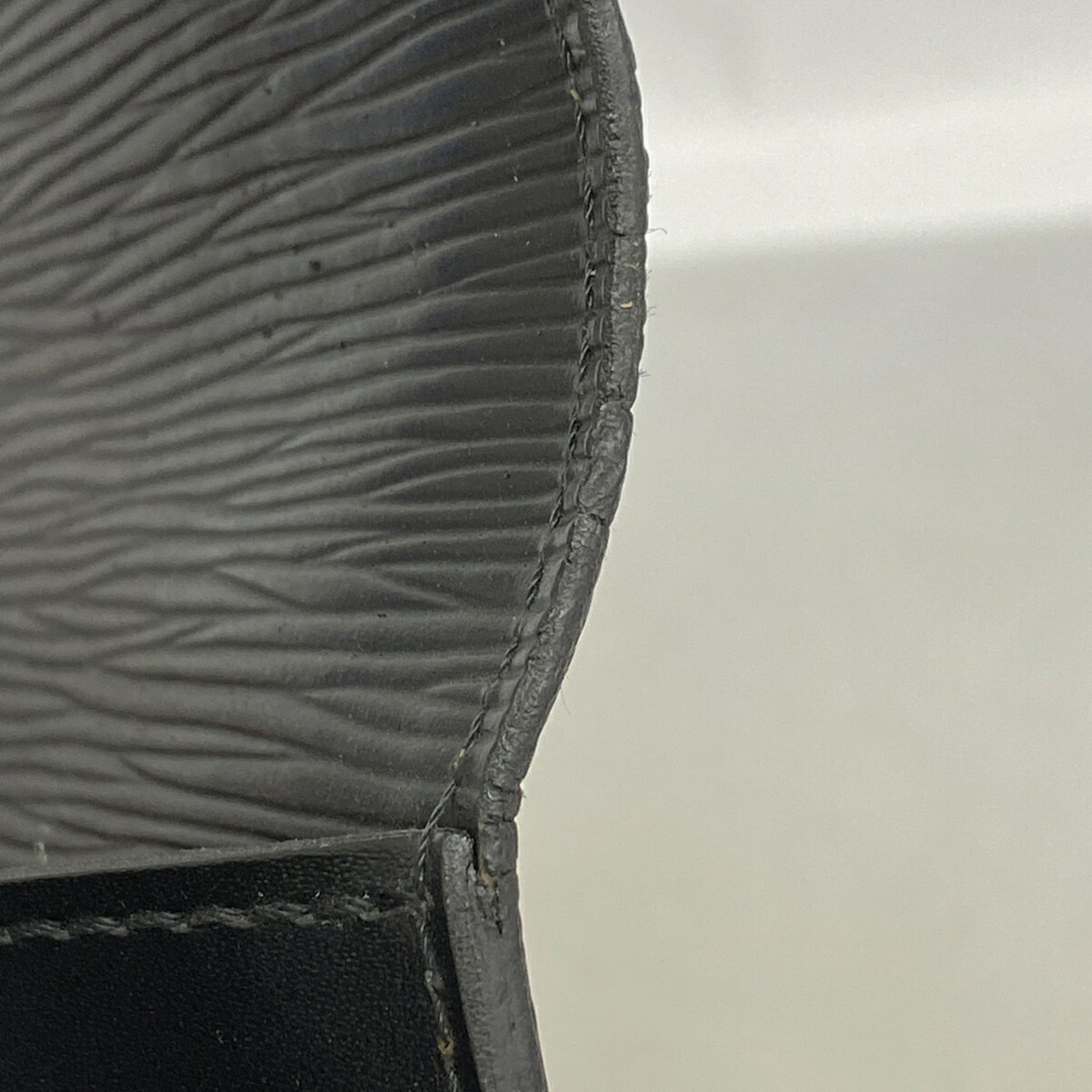 Louis Vuitton Noir Clutch Bag (Pre-Owned)