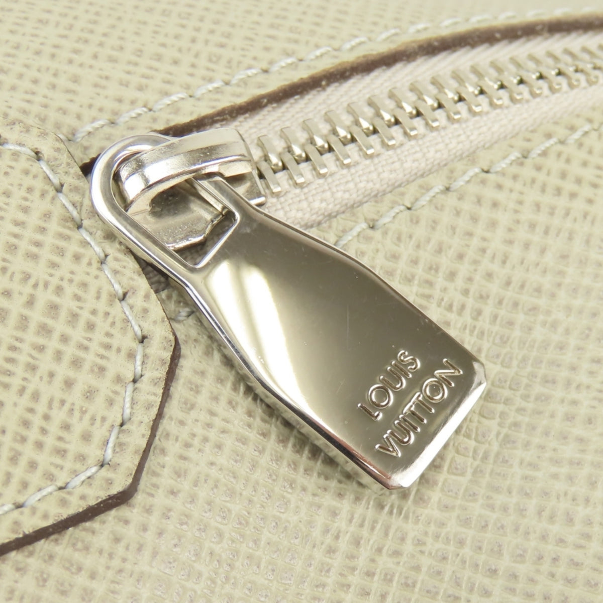 Louis Vuitton Grayish Polaire Taiga Leather Shoulder Bag (Pre-Owned)