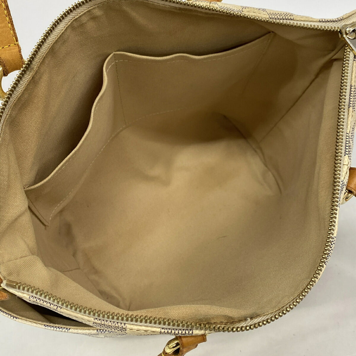 Louis Vuitton White Tote Bag (Pre-Owned)