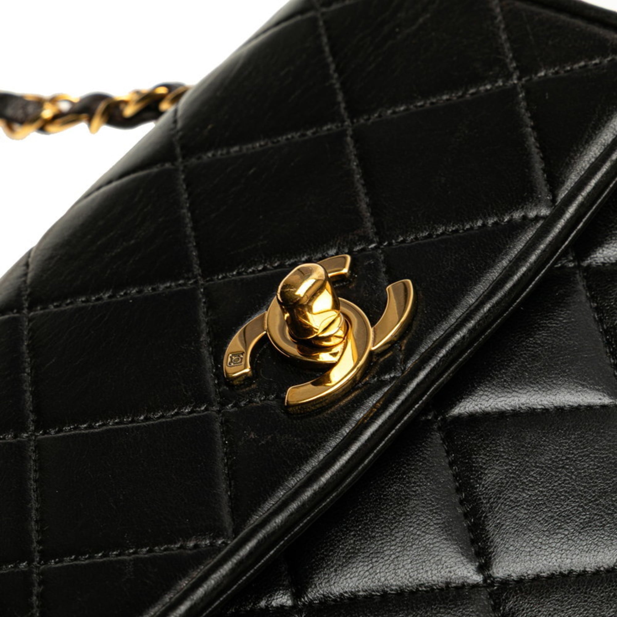 Chanel Black Leather Shoulder Bag (Pre-Owned)