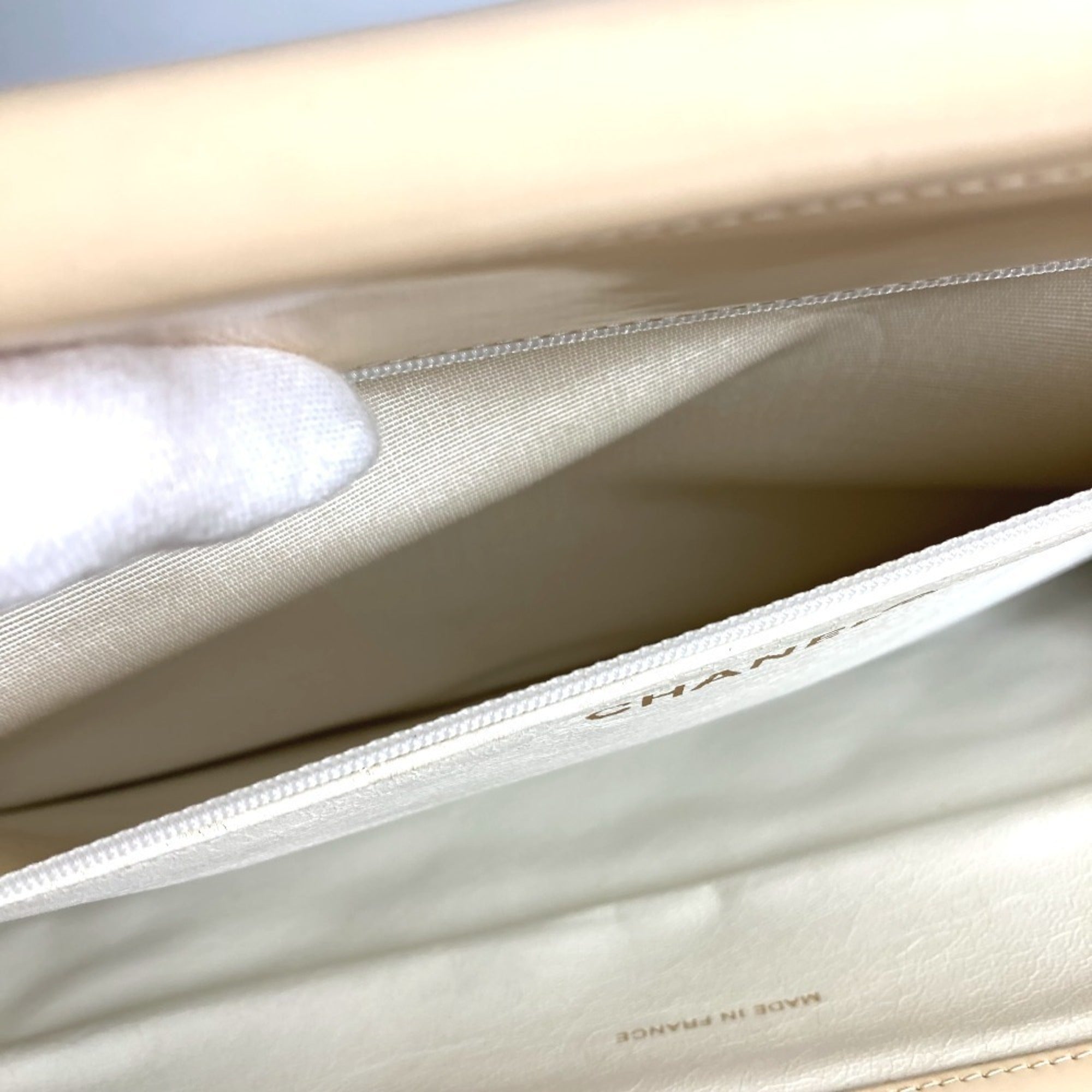 Chanel Matelasse White Leather Handbag (Pre-Owned)