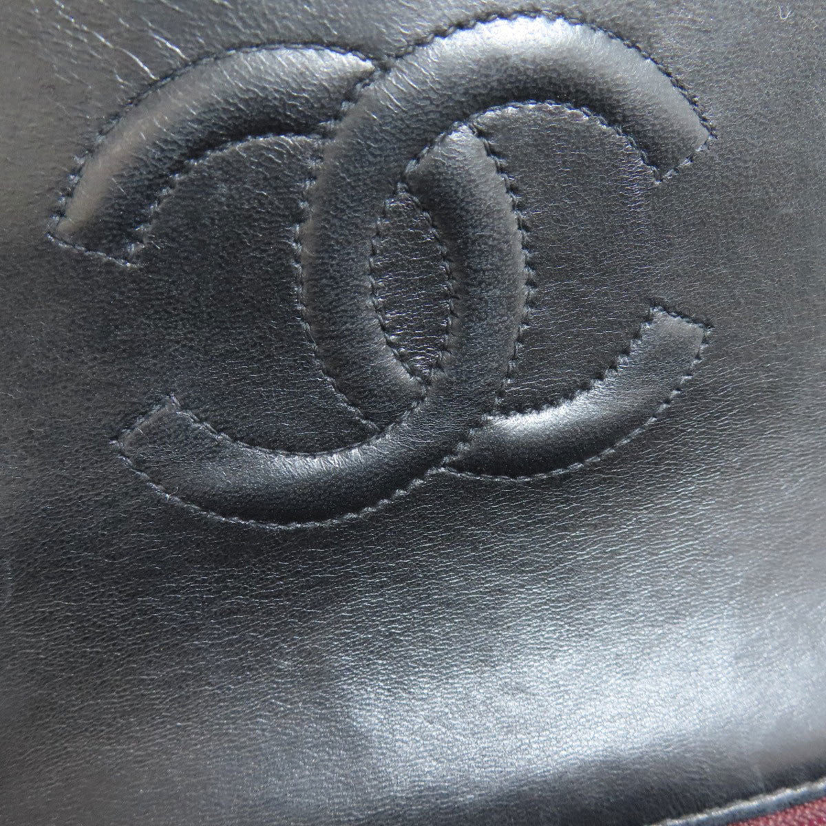 Chanel Black Leather Shoulder Bag (Pre-Owned)