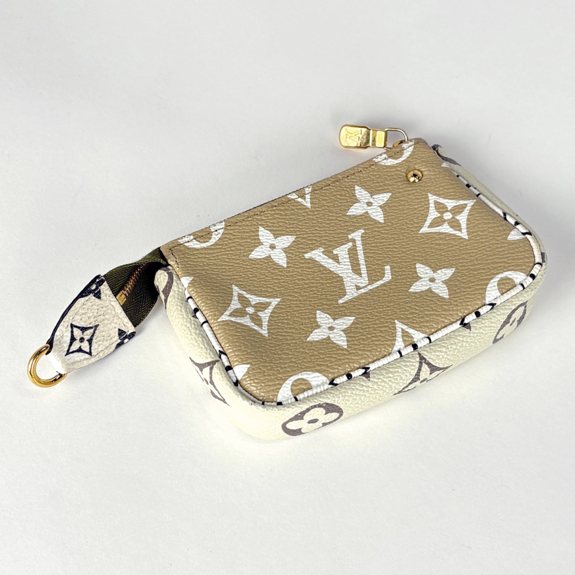 Louis Vuitton Beige Khaki Pochette Pouch (Pre-Owned)