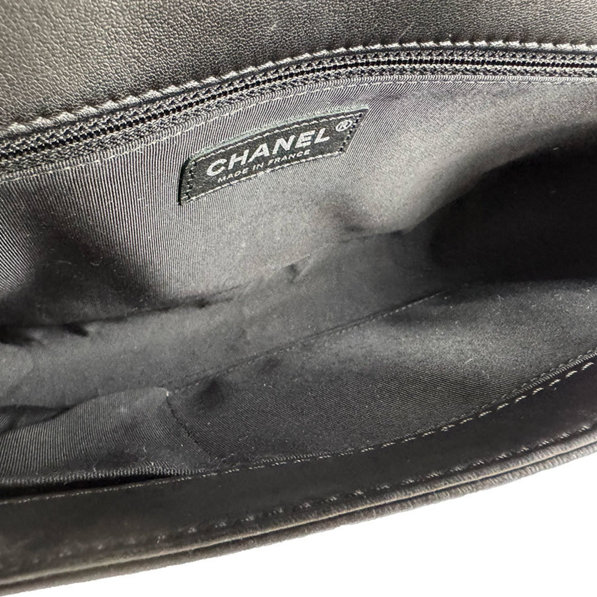 Chanel Black Leather Shoulder Bag (Pre-Owned)