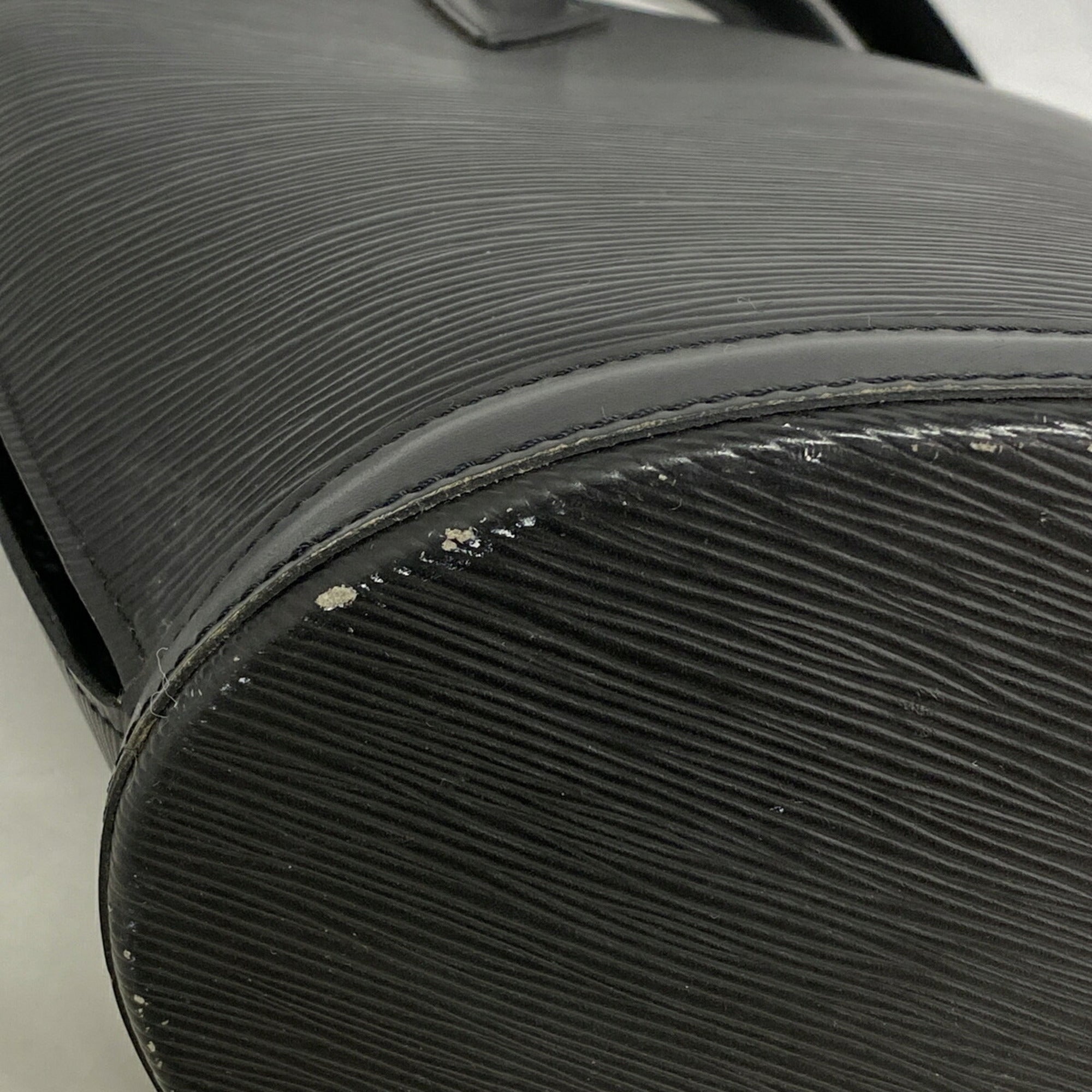 Louis Vuitton Noir Shoulder Bag (Pre-Owned)