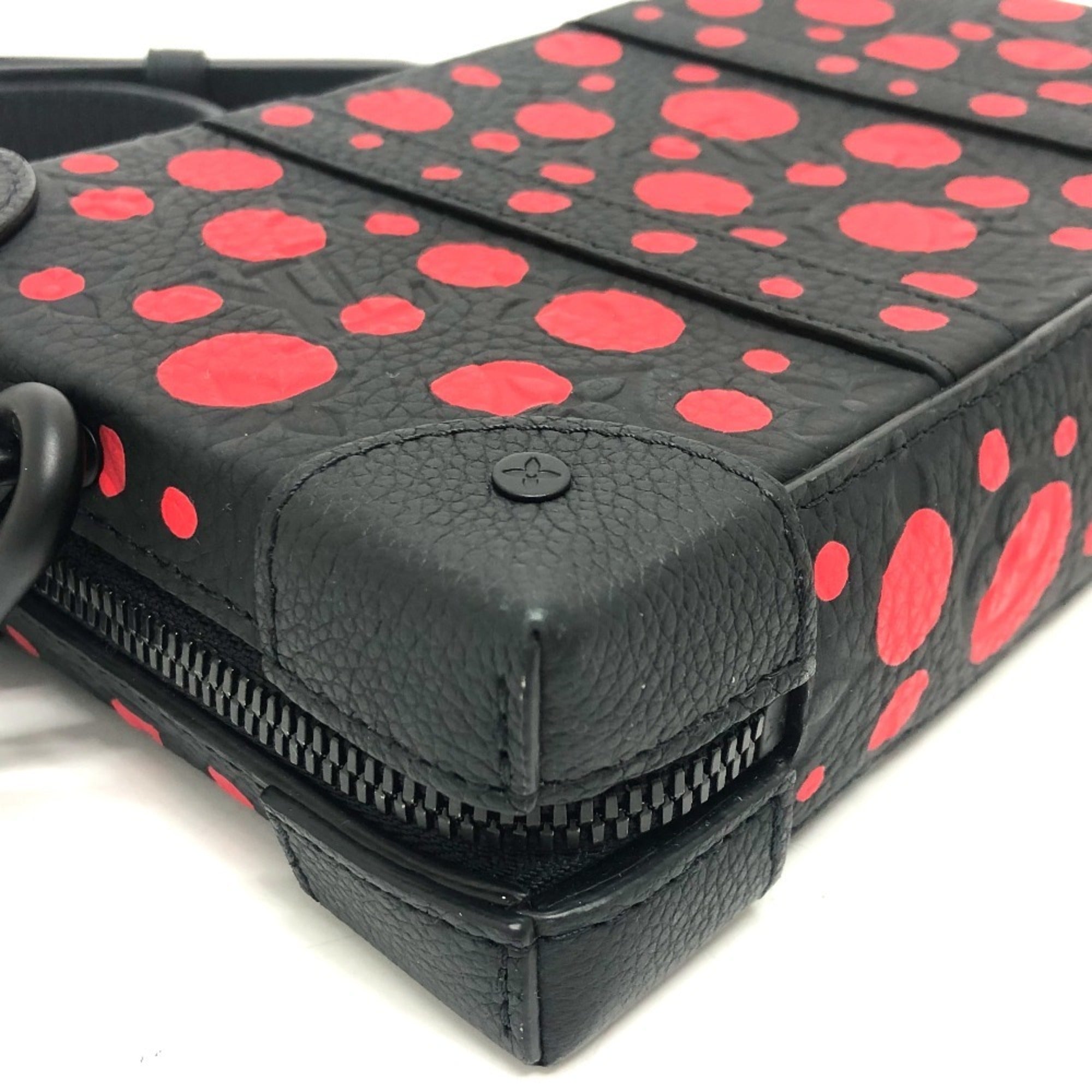 Louis Vuitton Black Leather Shoulder Bag (Pre-Owned)