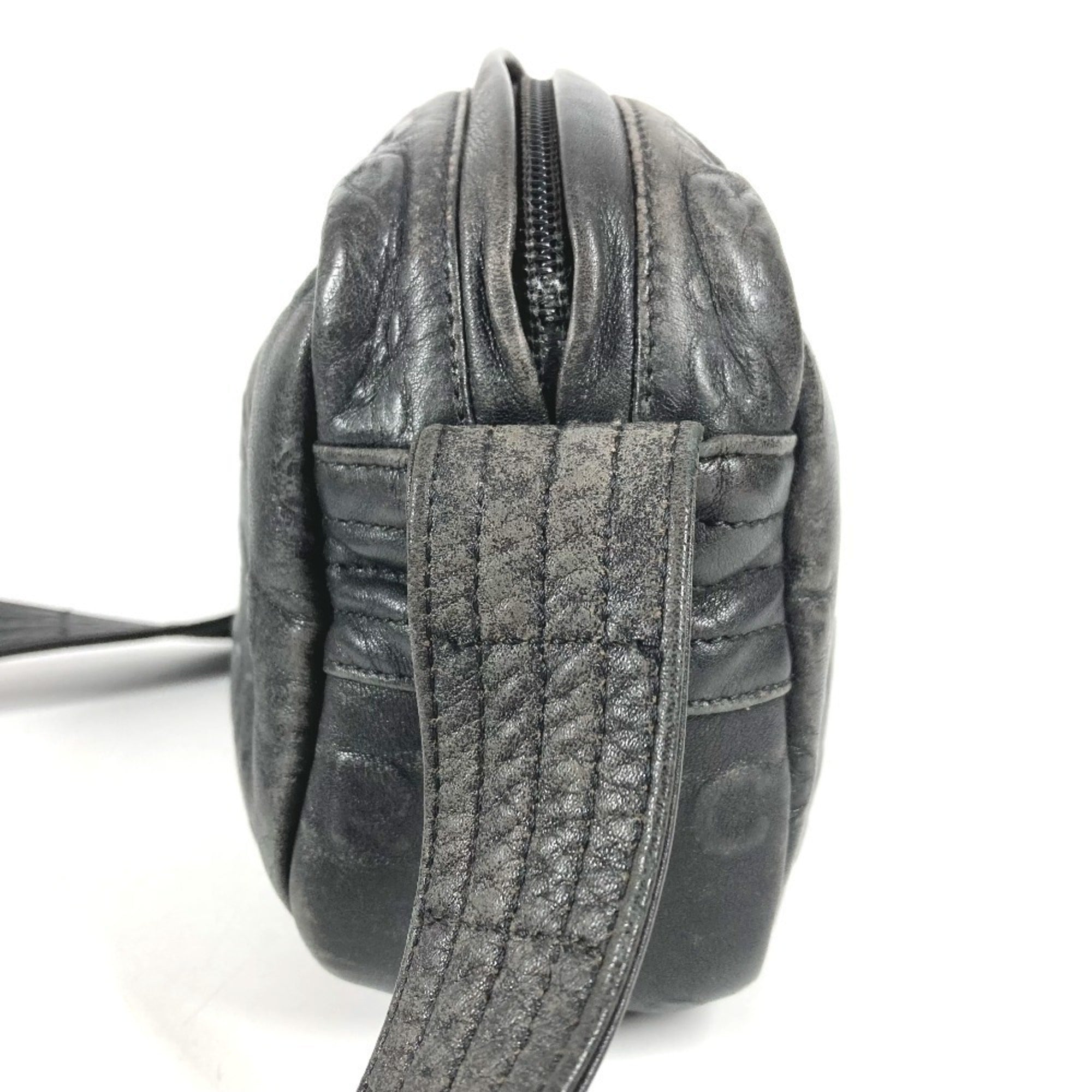 Chanel Black Leather Pochette Shoulder Bag (Pre-Owned)