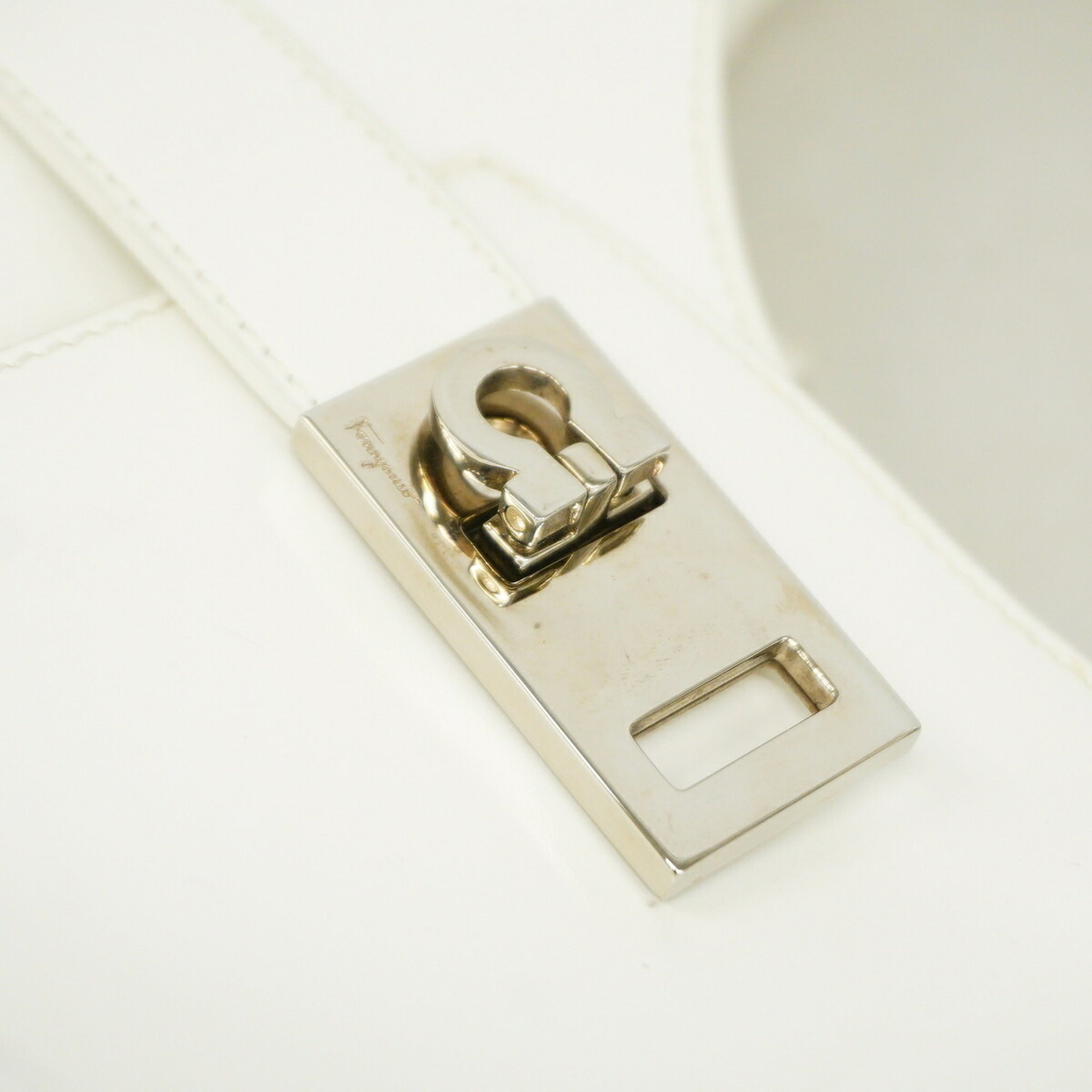 Salvatore Ferragamo White Leather Shoulder Bag (Pre-Owned)