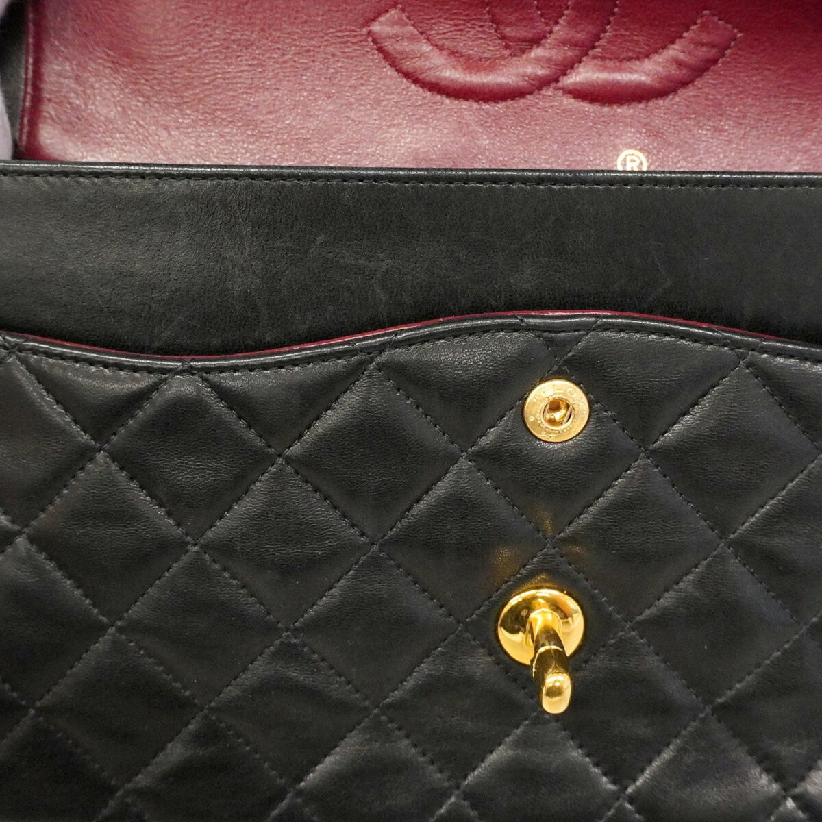 Chanel Black Leather Shoulder Bag (Pre-Owned)