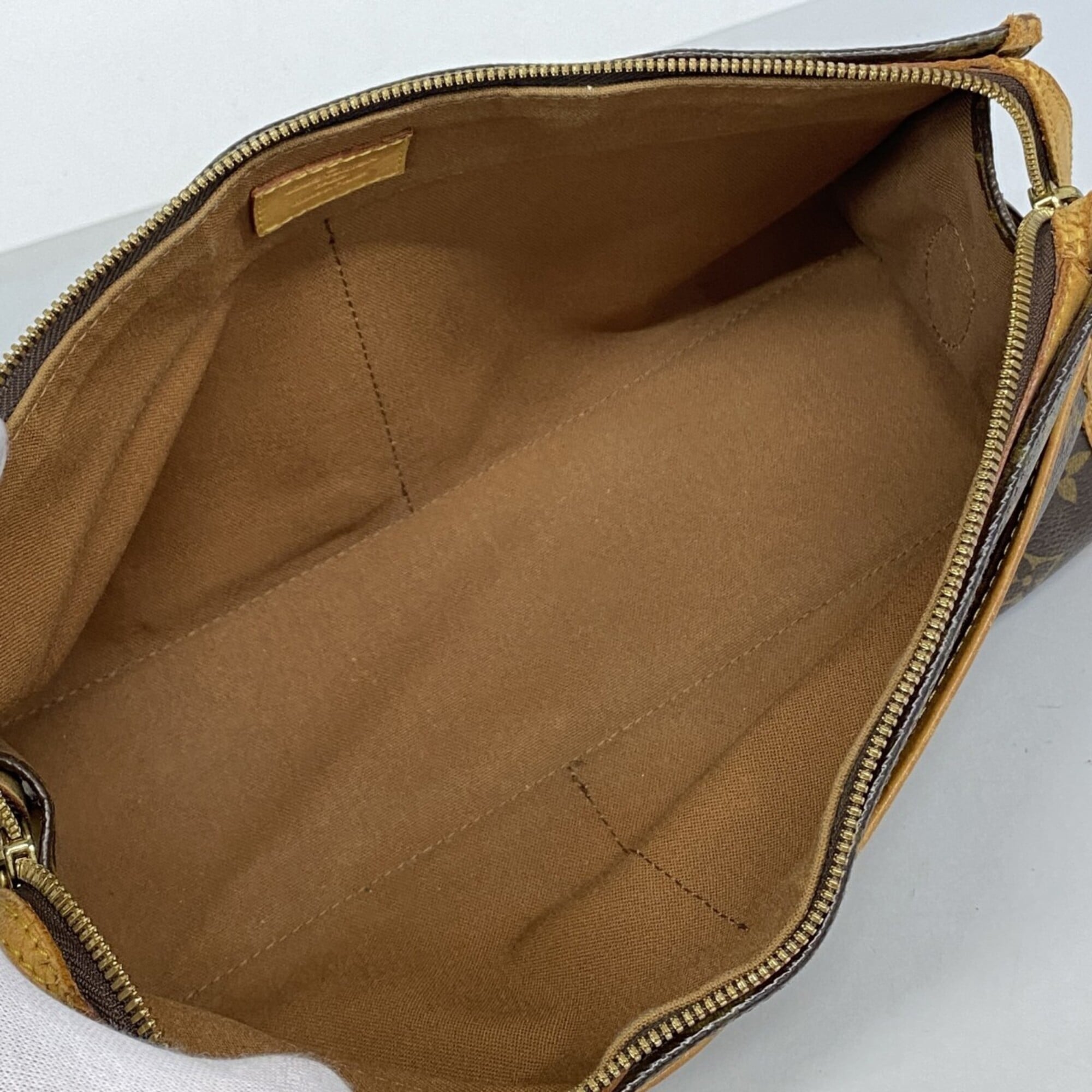 Louis Vuitton Brown Shoulder Bag (Pre-Owned)