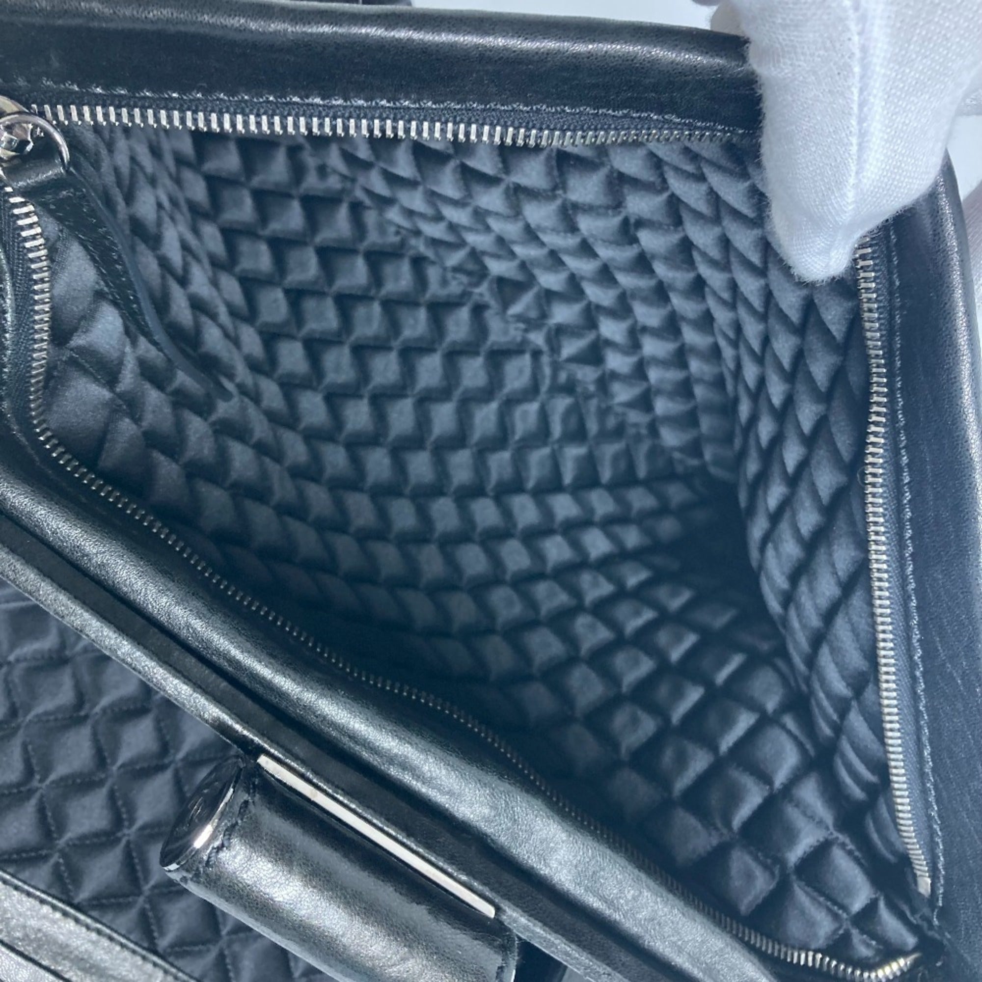 Chanel Black Leather Shoulder Bag (Pre-Owned)