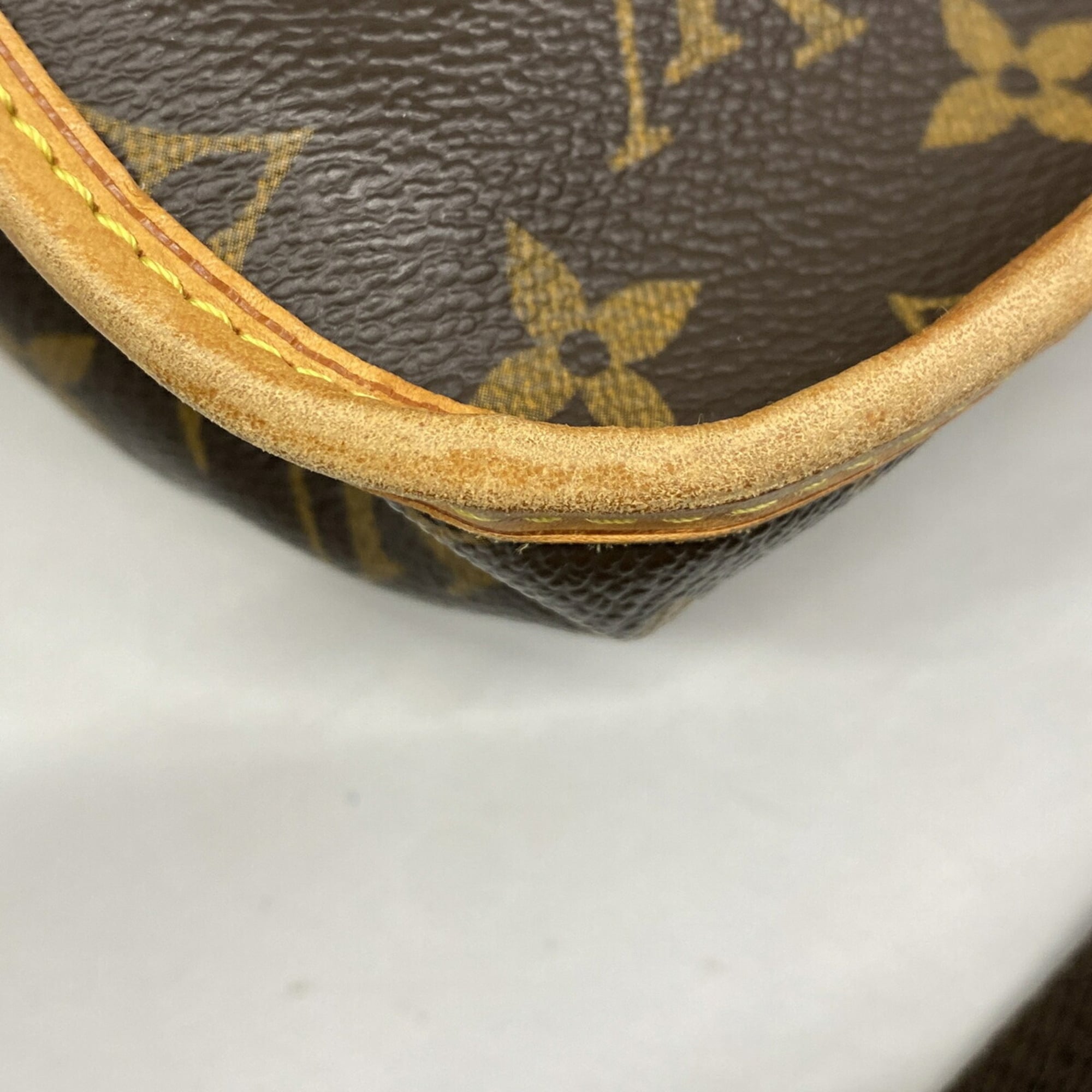 Louis Vuitton Brown Shoulder Bag (Pre-Owned)