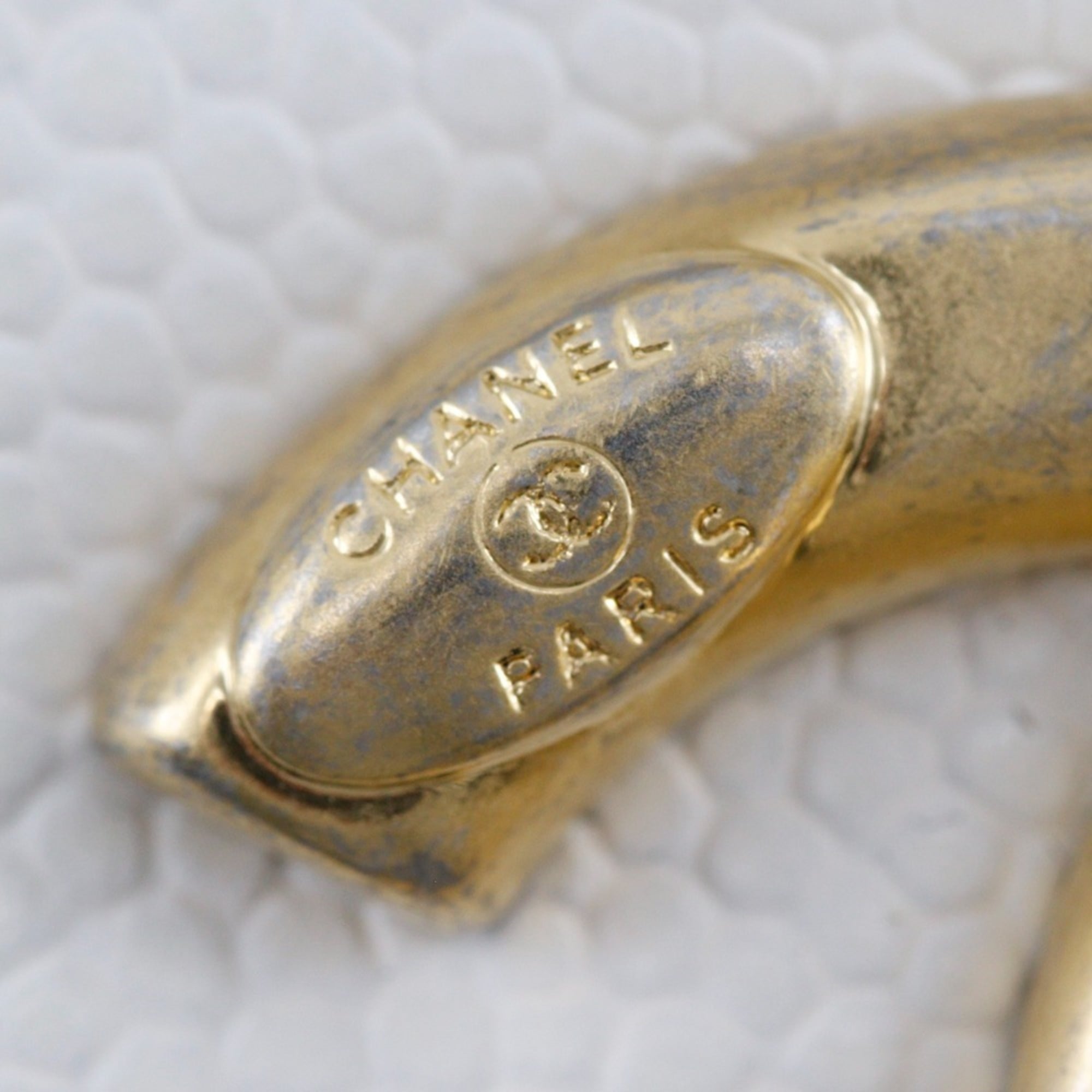 Chanel White Grained Calfskin Shoulder Bag (Pre-Owned)
