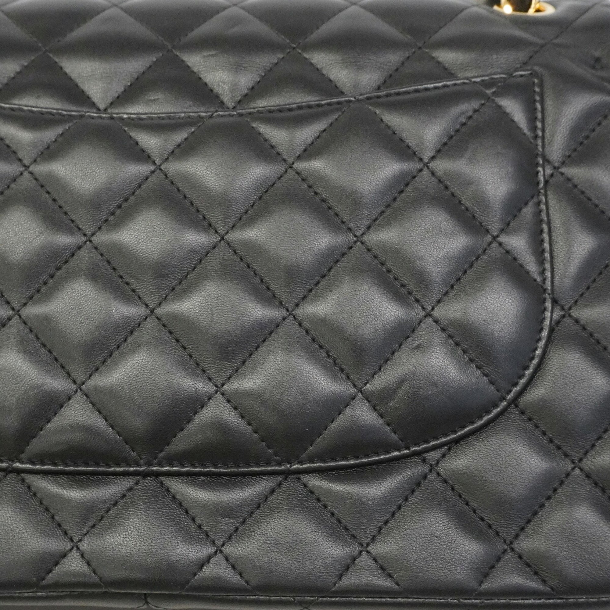 Chanel Black Leather Shoulder Bag (Pre-Owned)