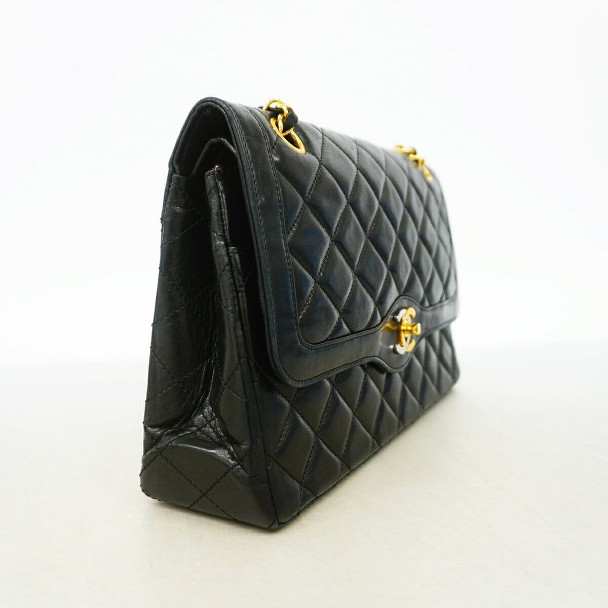 Chanel Black Leather Shoulder Bag (Pre-Owned)