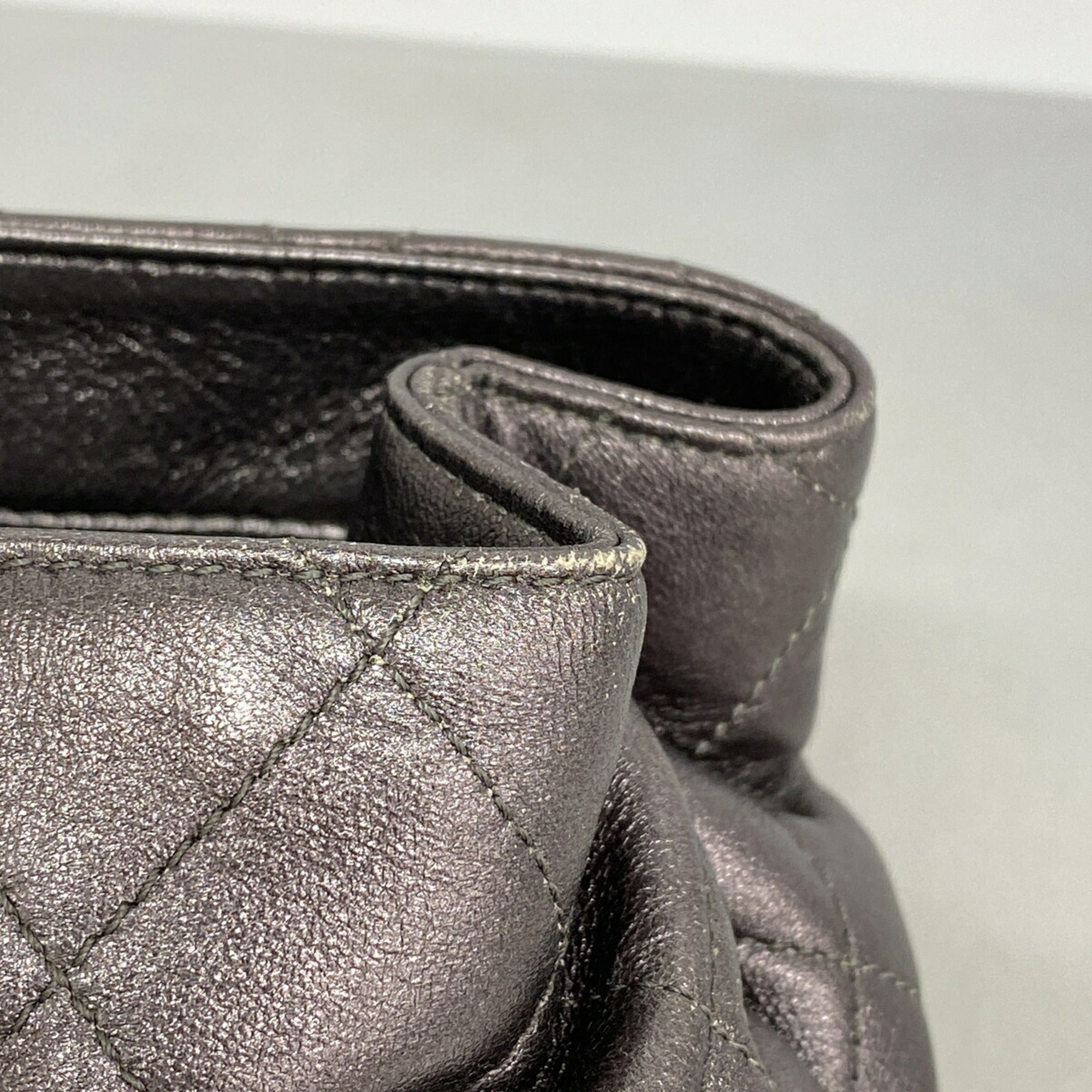 Chanel Metallic Gray Leather Handbag (Pre-Owned)