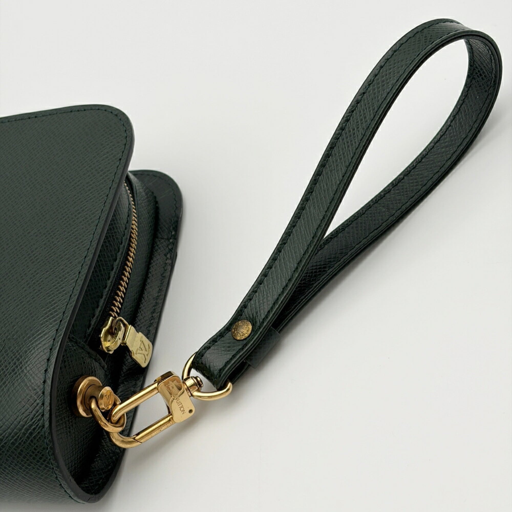 Louis Vuitton Episea Taiga Leather Leather Clutch Bag (Pre-Owned)