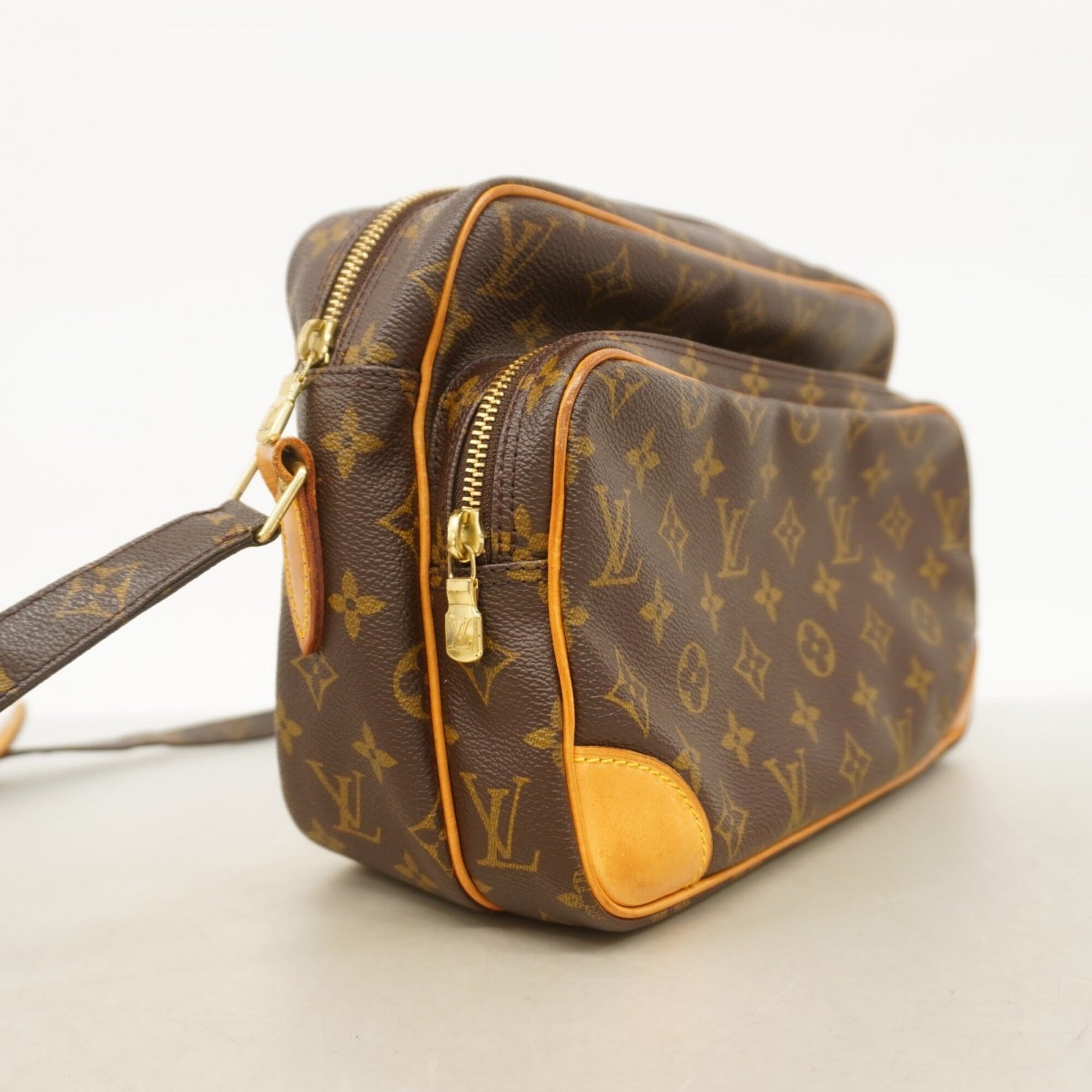 Louis Vuitton Brown Shoulder Bag (Pre-Owned)