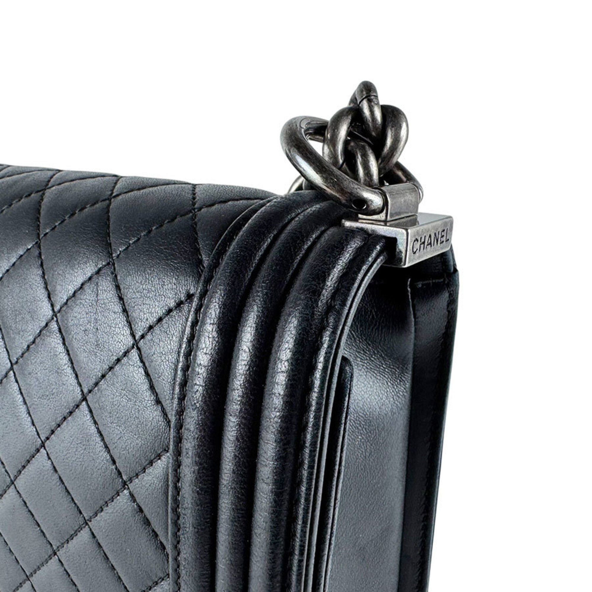 Chanel Black Leather Shoulder Bag (Pre-Owned)