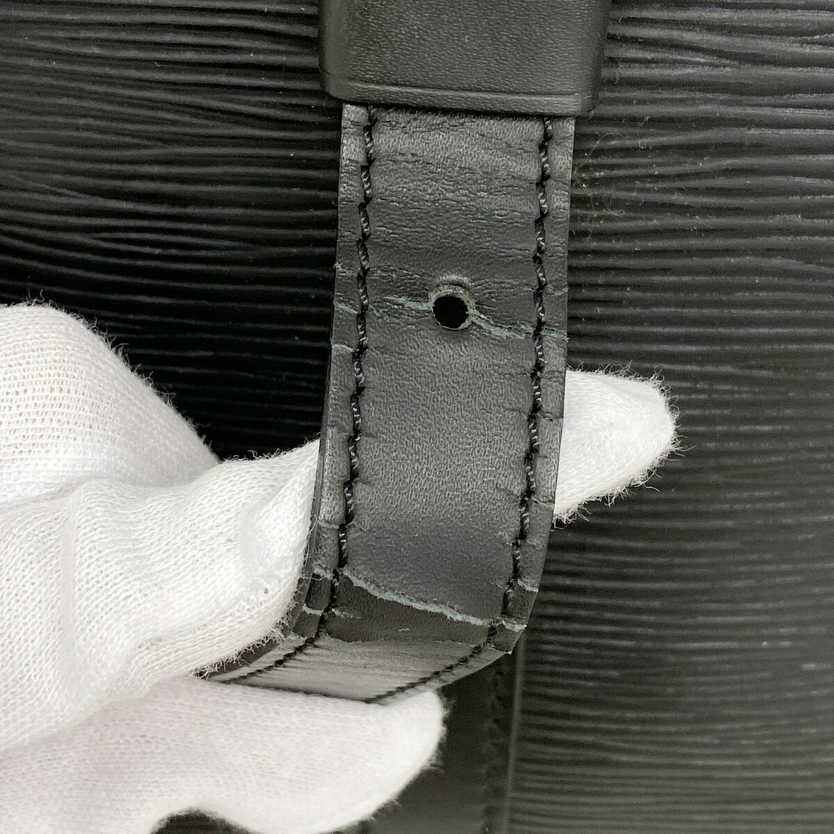 Louis Vuitton Noir Handbag (Pre-Owned)