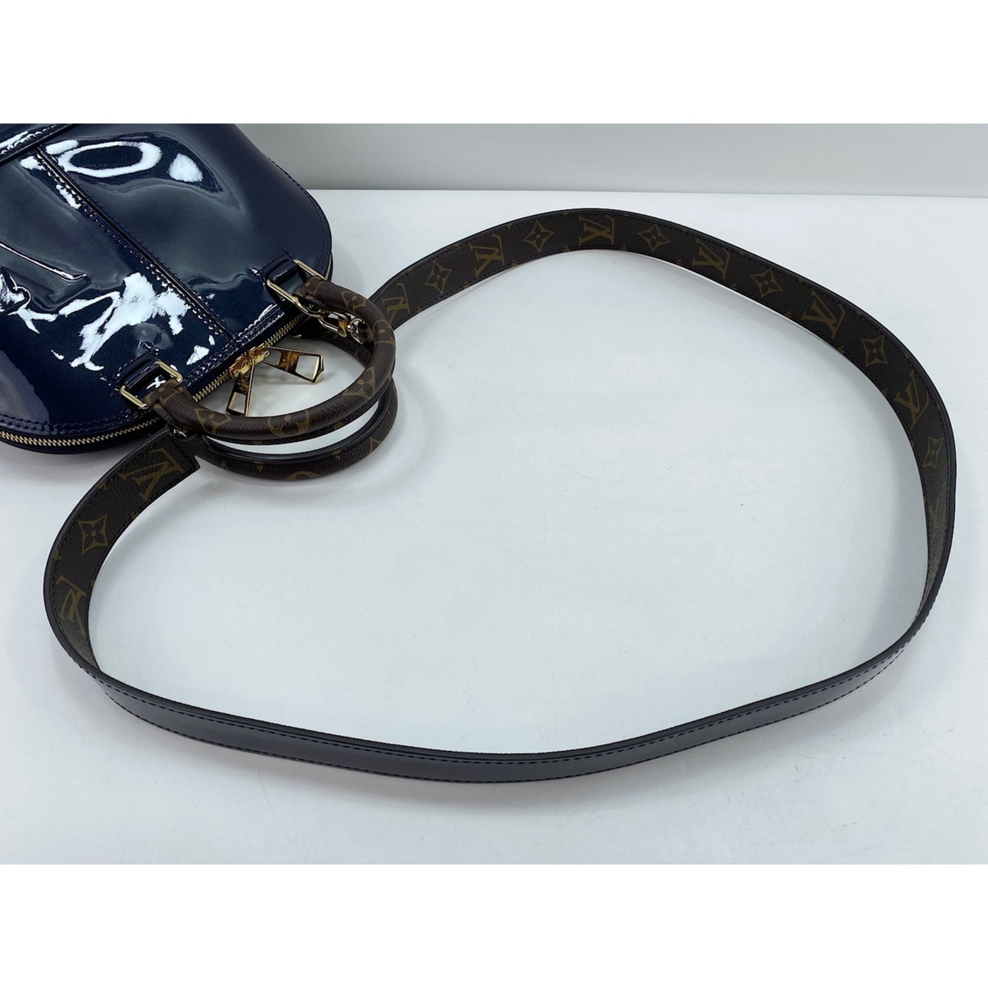 Louis Vuitton Navy Patent Leather Handbag (Pre-Owned)