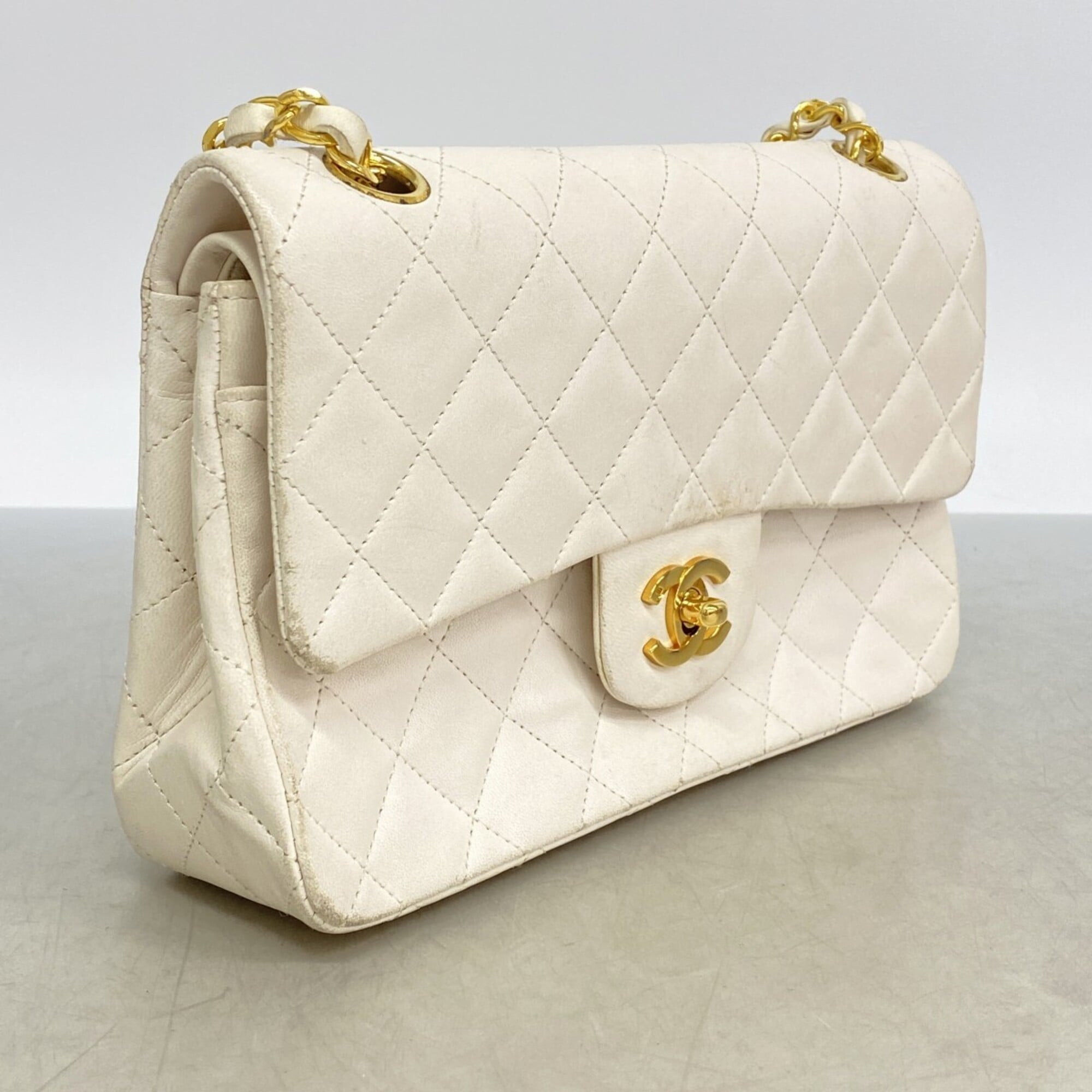 Chanel White Leather Shoulder Bag (Pre-Owned)