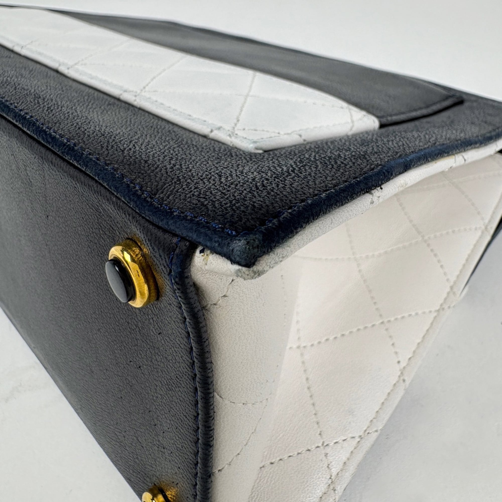 Chanel Matelasse Navy White Leather Shoulder Bag (Pre-Owned)