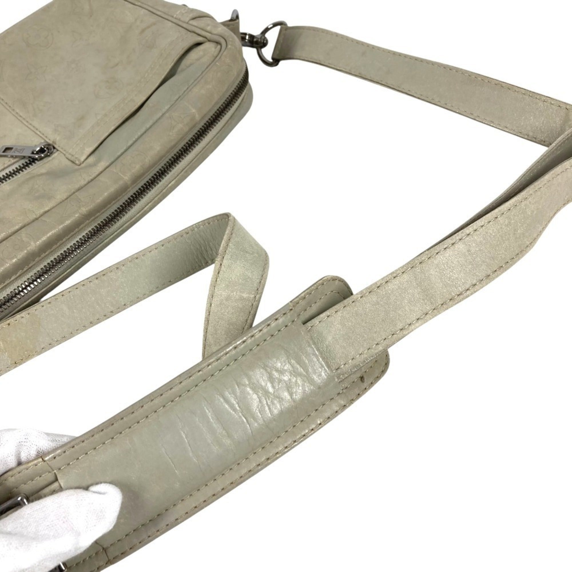 Louis Vuitton Light Gray Leather Pochette Shoulder Bag (Pre-Owned)