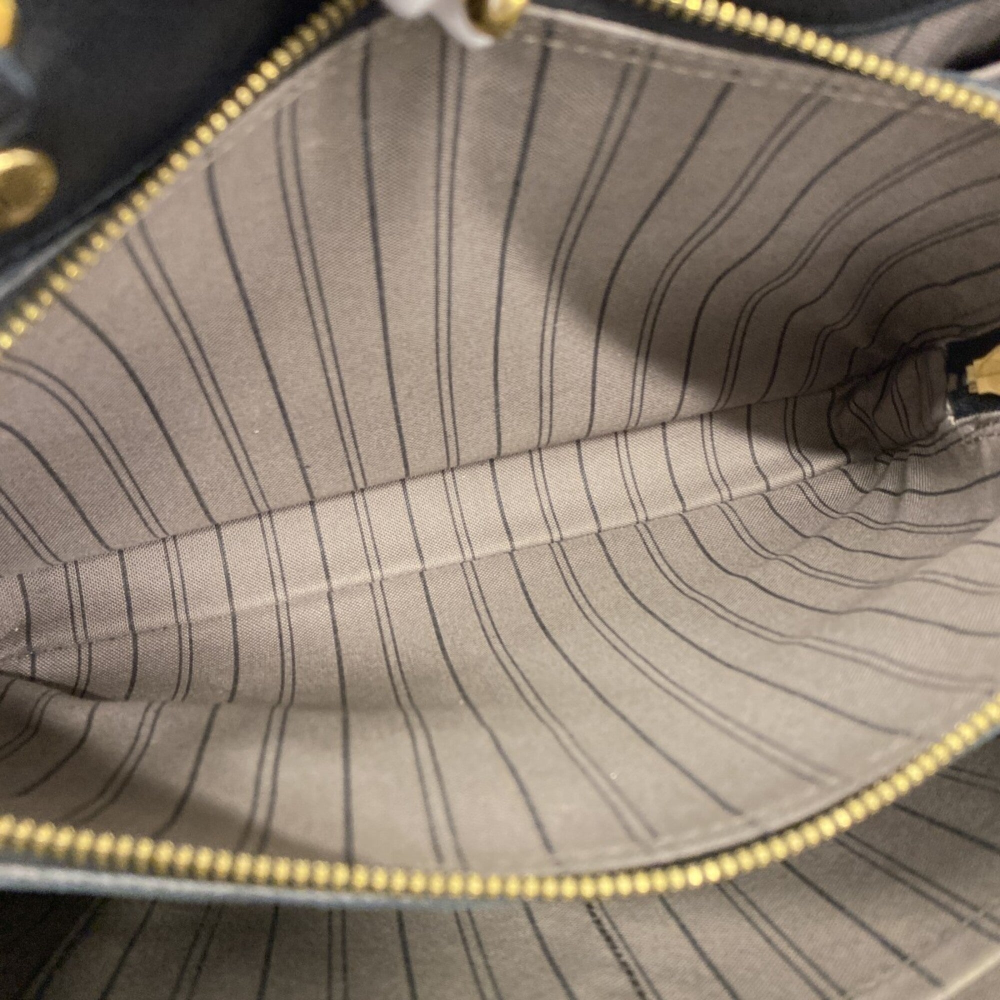 Louis Vuitton Noir Handbag (Pre-Owned)