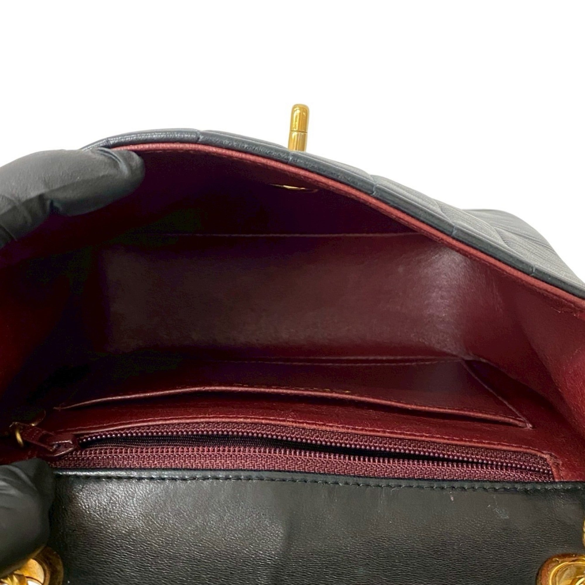 Chanel Black Leather Shoulder Bag (Pre-Owned)