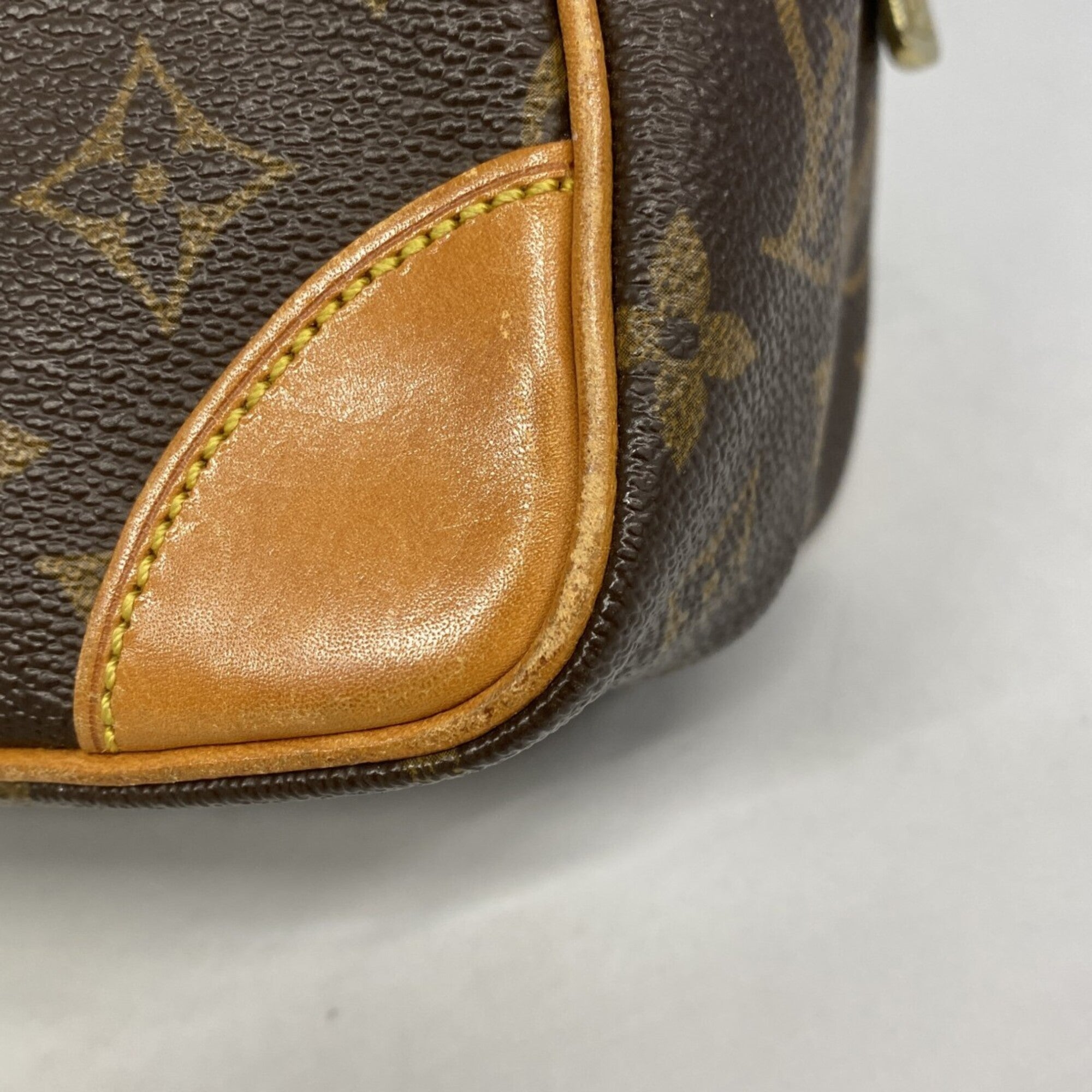 Louis Vuitton Brown Shoulder Bag (Pre-Owned)