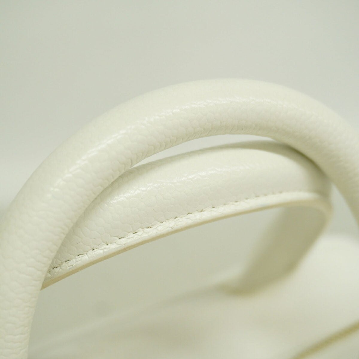 Chanel White Grained Calfskin Handbag (Pre-Owned)