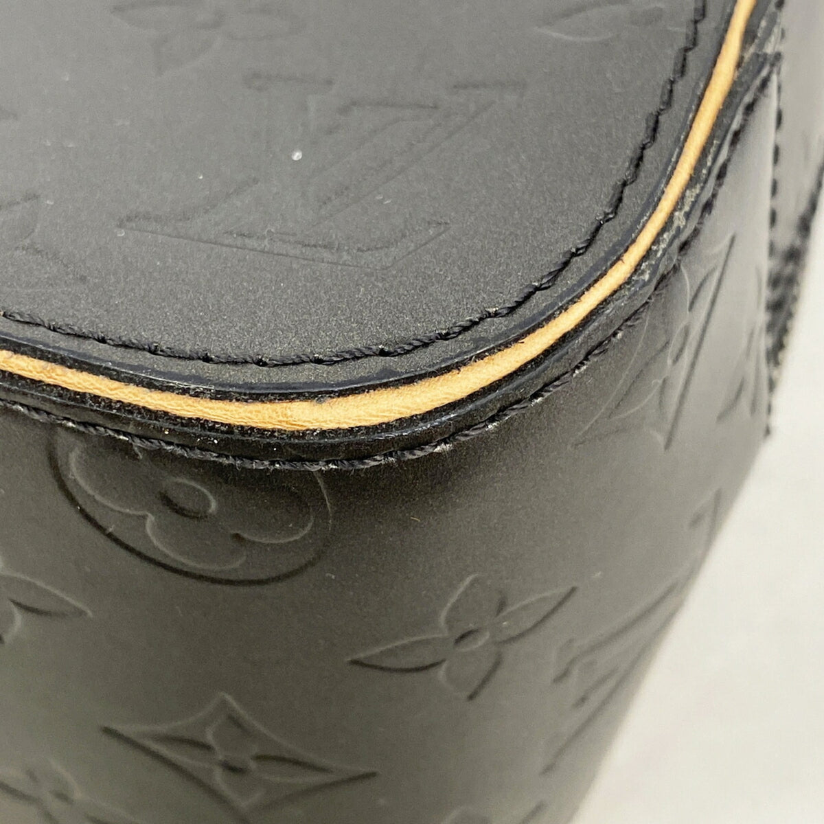 Louis Vuitton Noir Handbag (Pre-Owned)