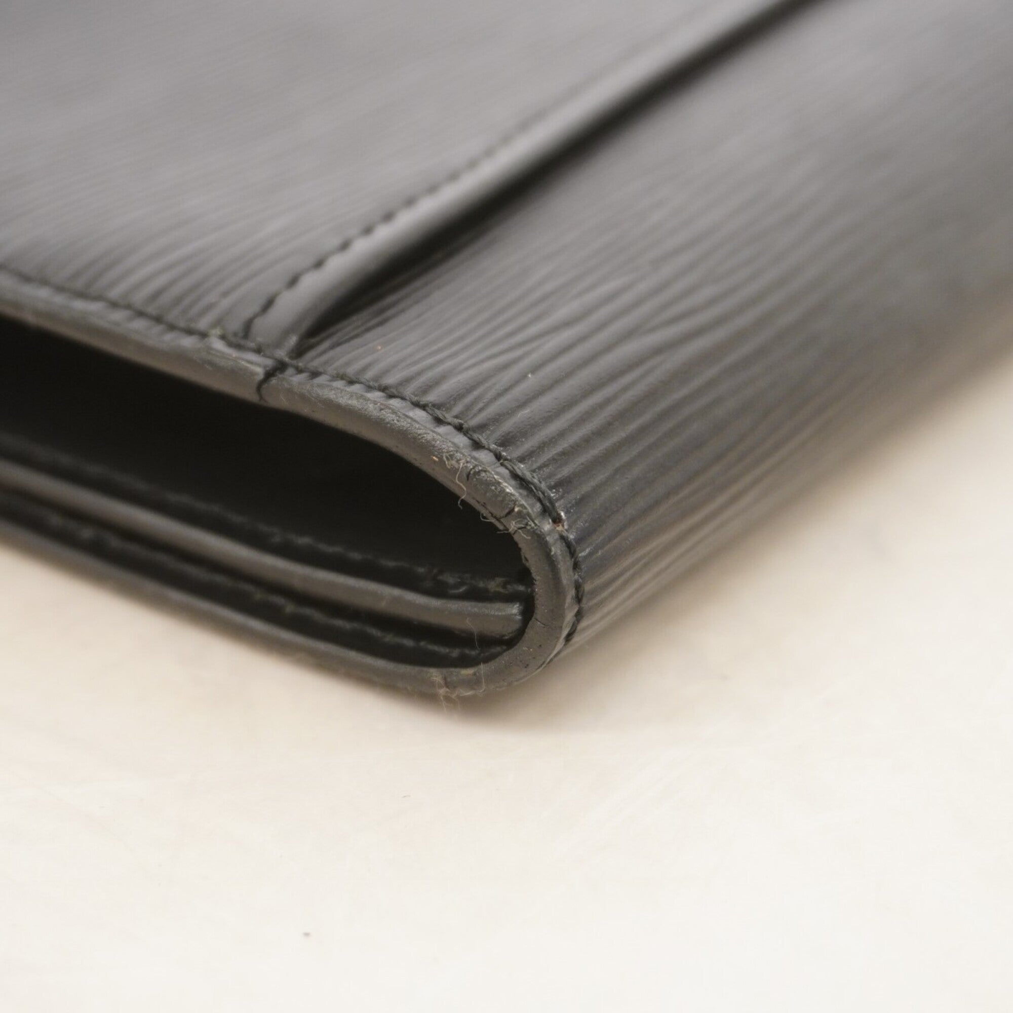 Louis Vuitton Noir Clutch Bag (Pre-Owned)