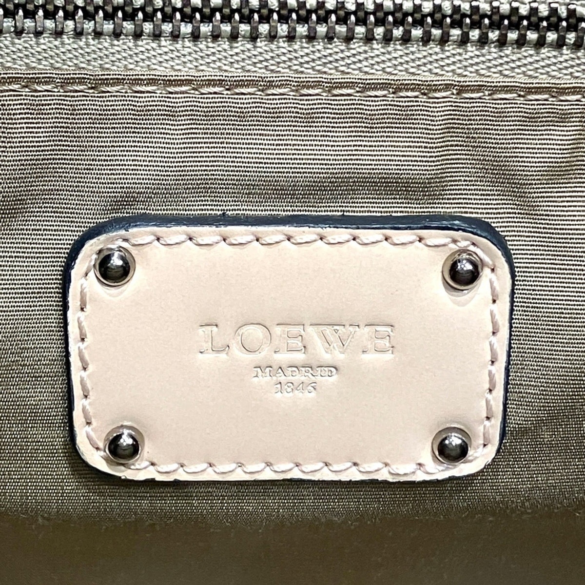 Loewe White Leather Handbag (Pre-Owned)